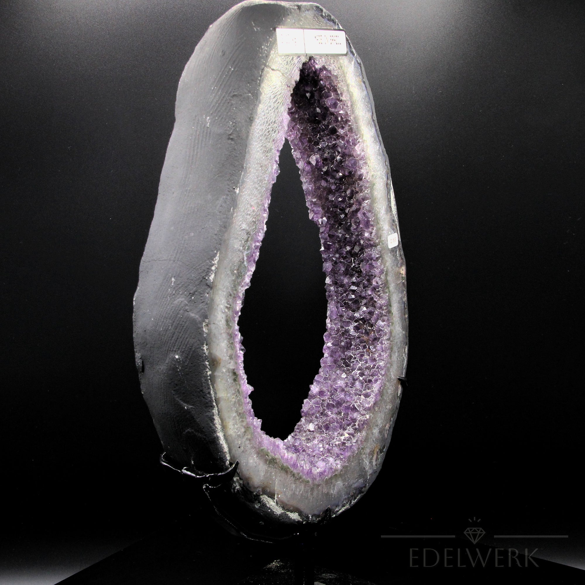 Tiefvioletter Amethyst Kristall, Heilstein für spirituelle Entspannung, violette Struktur.