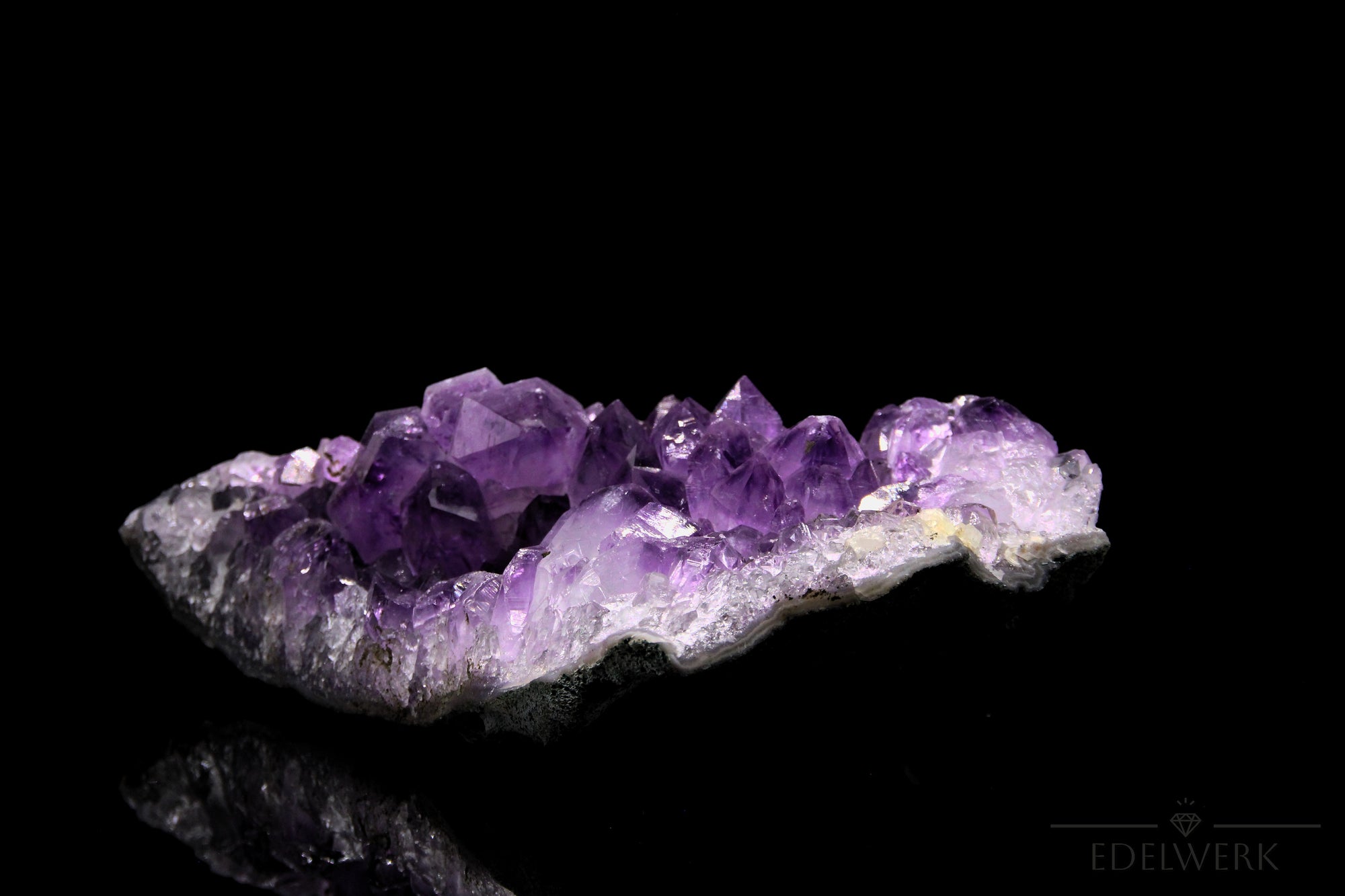 Amethyst Kristall für Ruhe, fördert spirituelle Entspannung, violette Kristallstruktur.