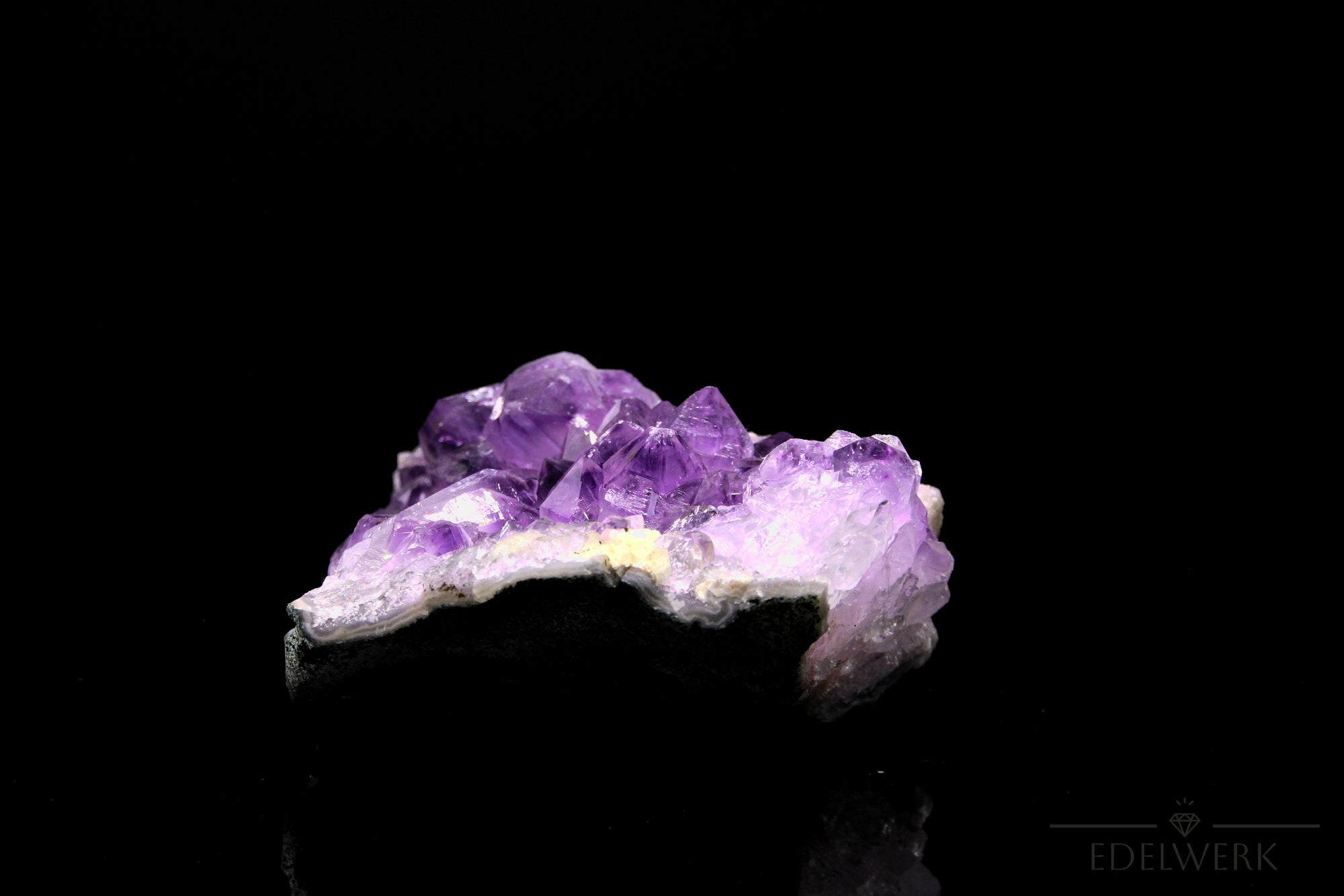 Amethyst Kristall für Ruhe, Heilstein für meditative Harmonie, violette Oberfläche.