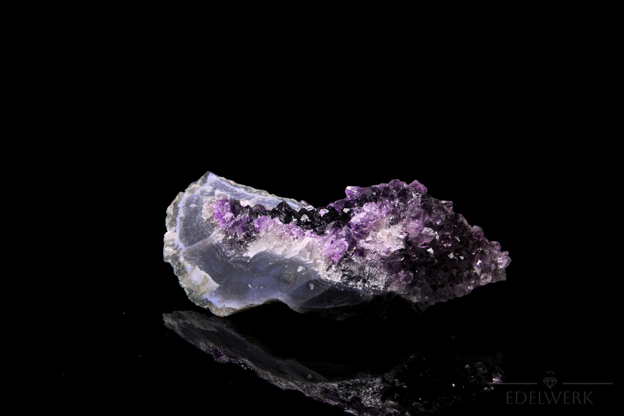 Violetter Amethyst Kristall, Heilstein für meditative Kraft, violette glänzende Struktur.