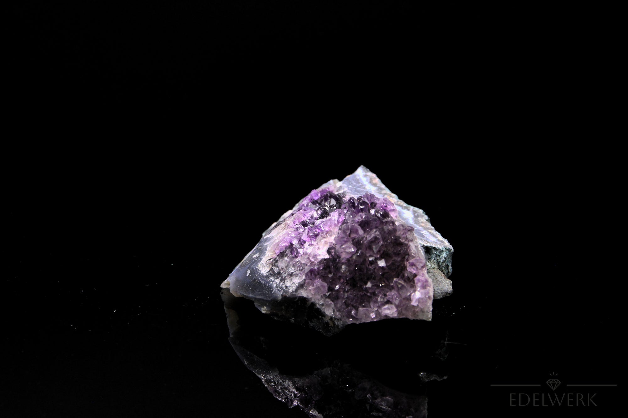 Violetter Amethyst Kristall, fördert spirituelle Harmonie, violette Kristalloberfläche.