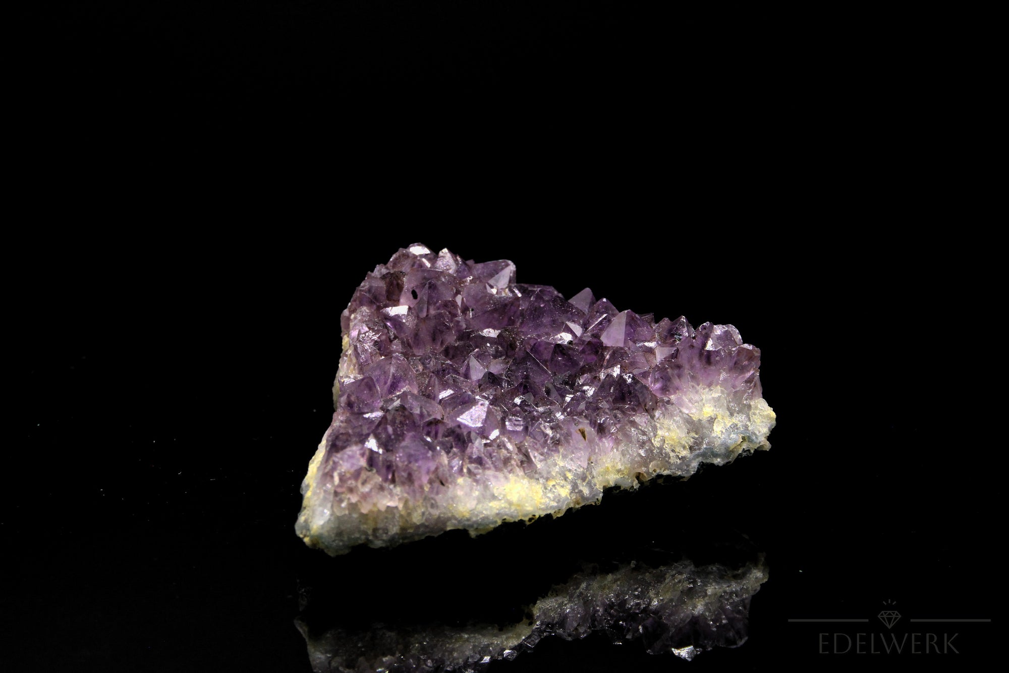 Natürlicher Amethyst Kristall, fördert meditative Balance, ungeschliffene violette Struktur.