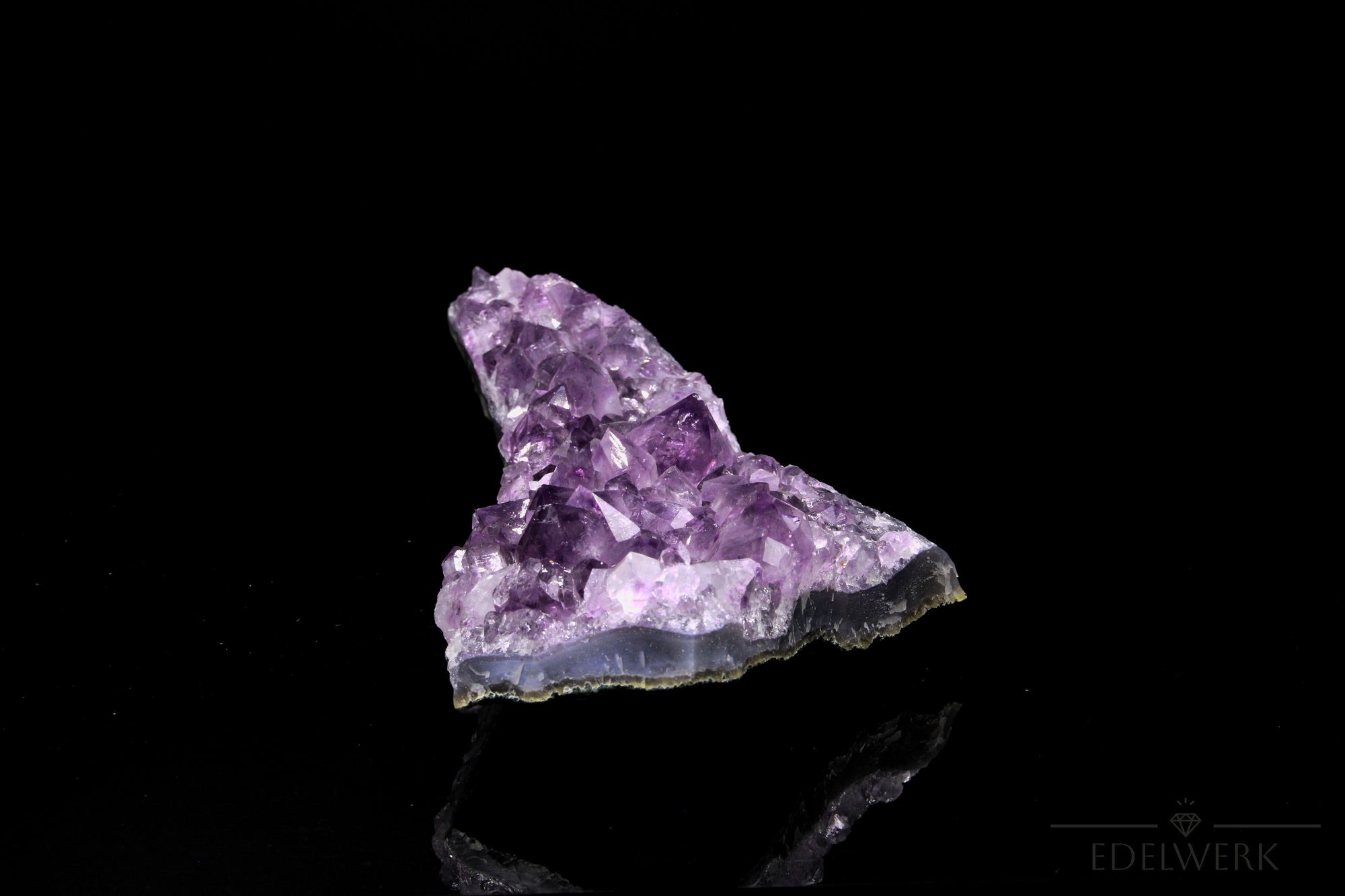Tiefvioletter Amethyst Kristall, fördert intuitive Klarheit, violette Kristallform.