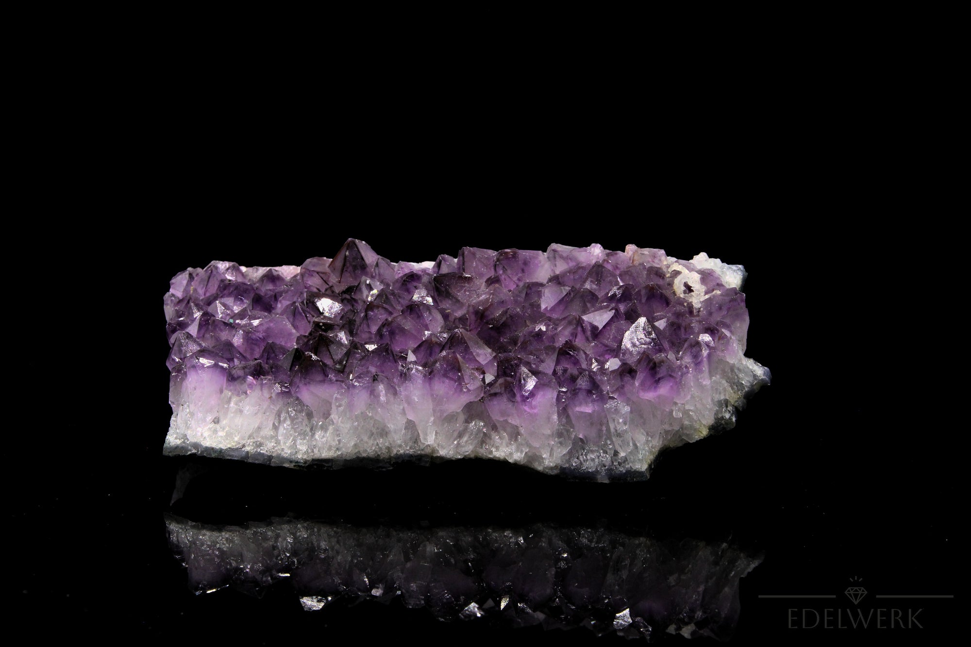 Strahlender Amethyst Kristall, fördert meditative Harmonie, violette Kristallstruktur.
