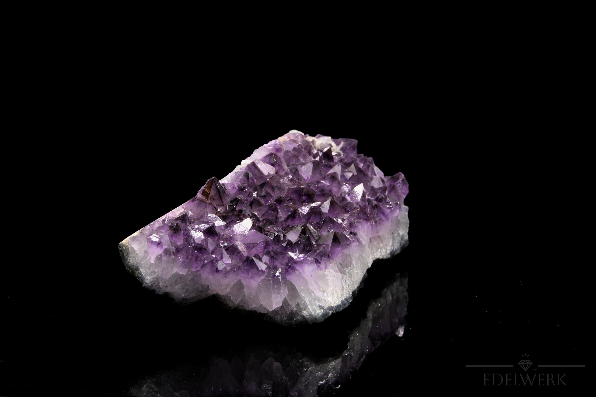 Tiefvioletter Amethyst Kristall, fördert schützende Energie, violette Kristalloberfläche.