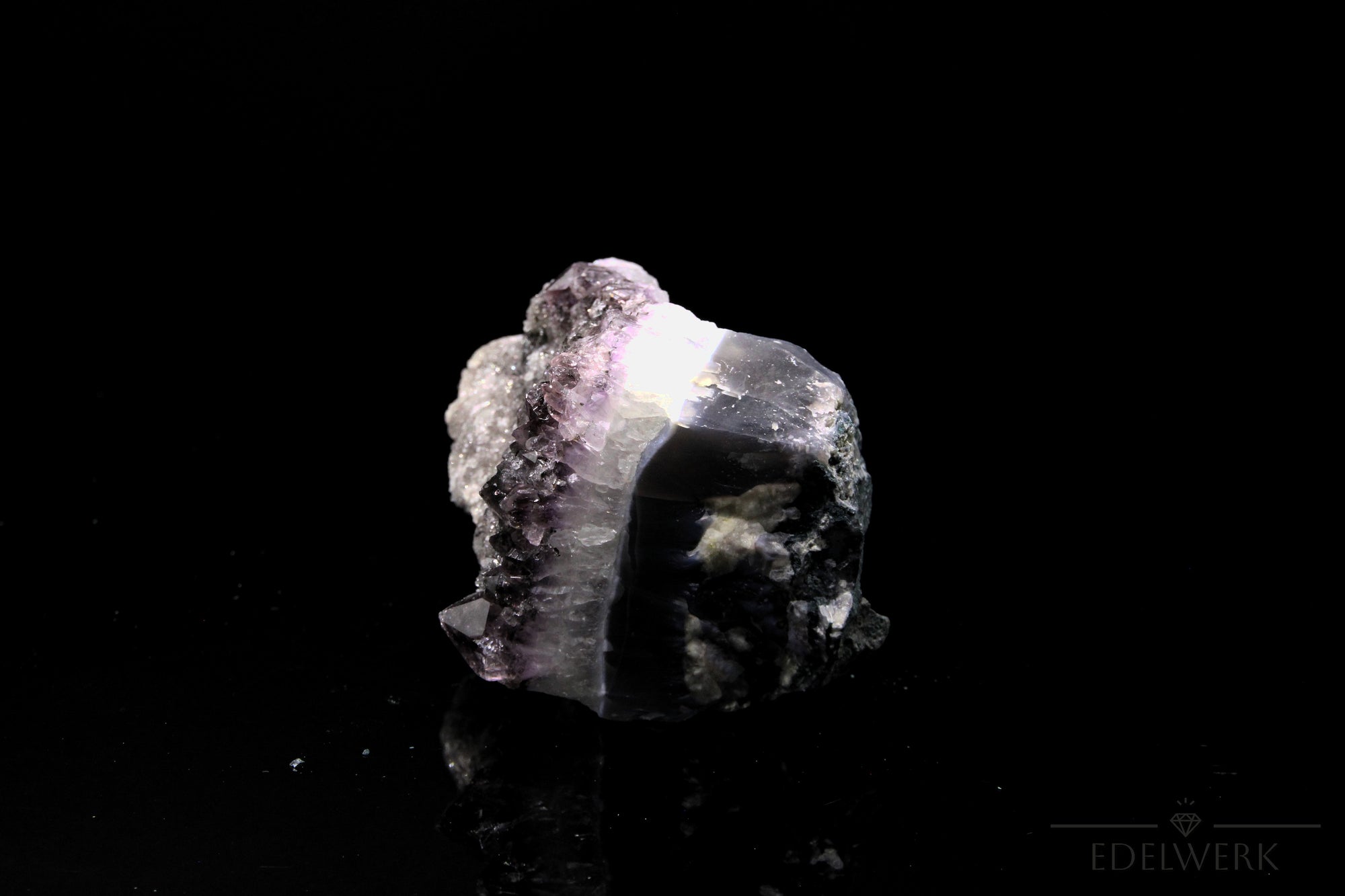 Amethyst Kristall für Klarheit, fördert spirituelle Ruhe, violette glänzende Oberfläche.