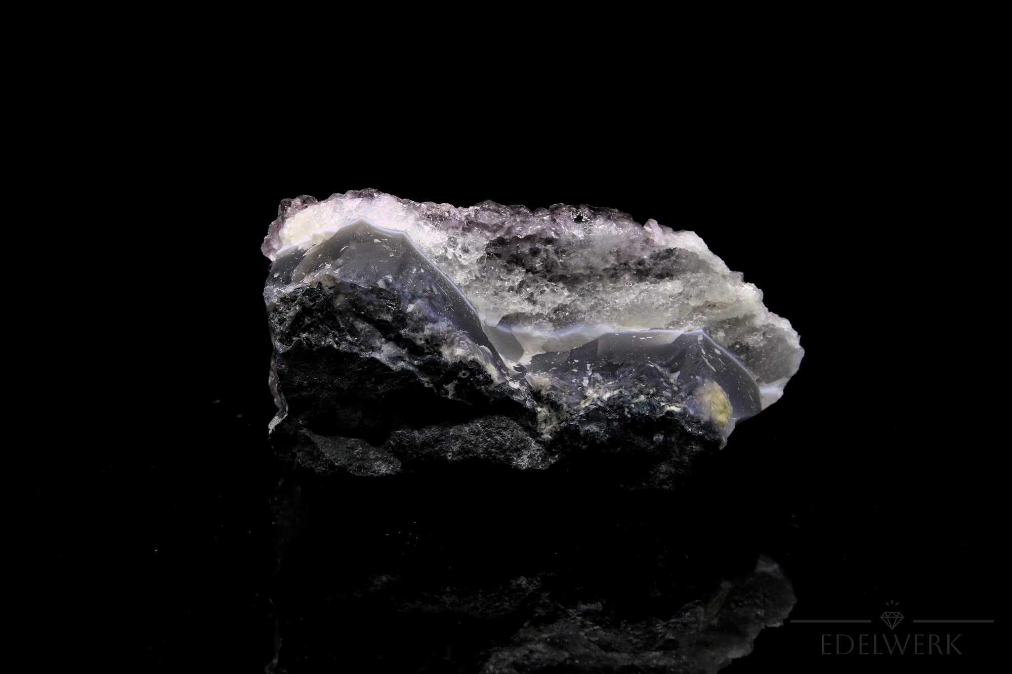 Hochwertiger Amethyst Kristall, Heilstein für spirituelle Kraft, violette glänzende Struktur.