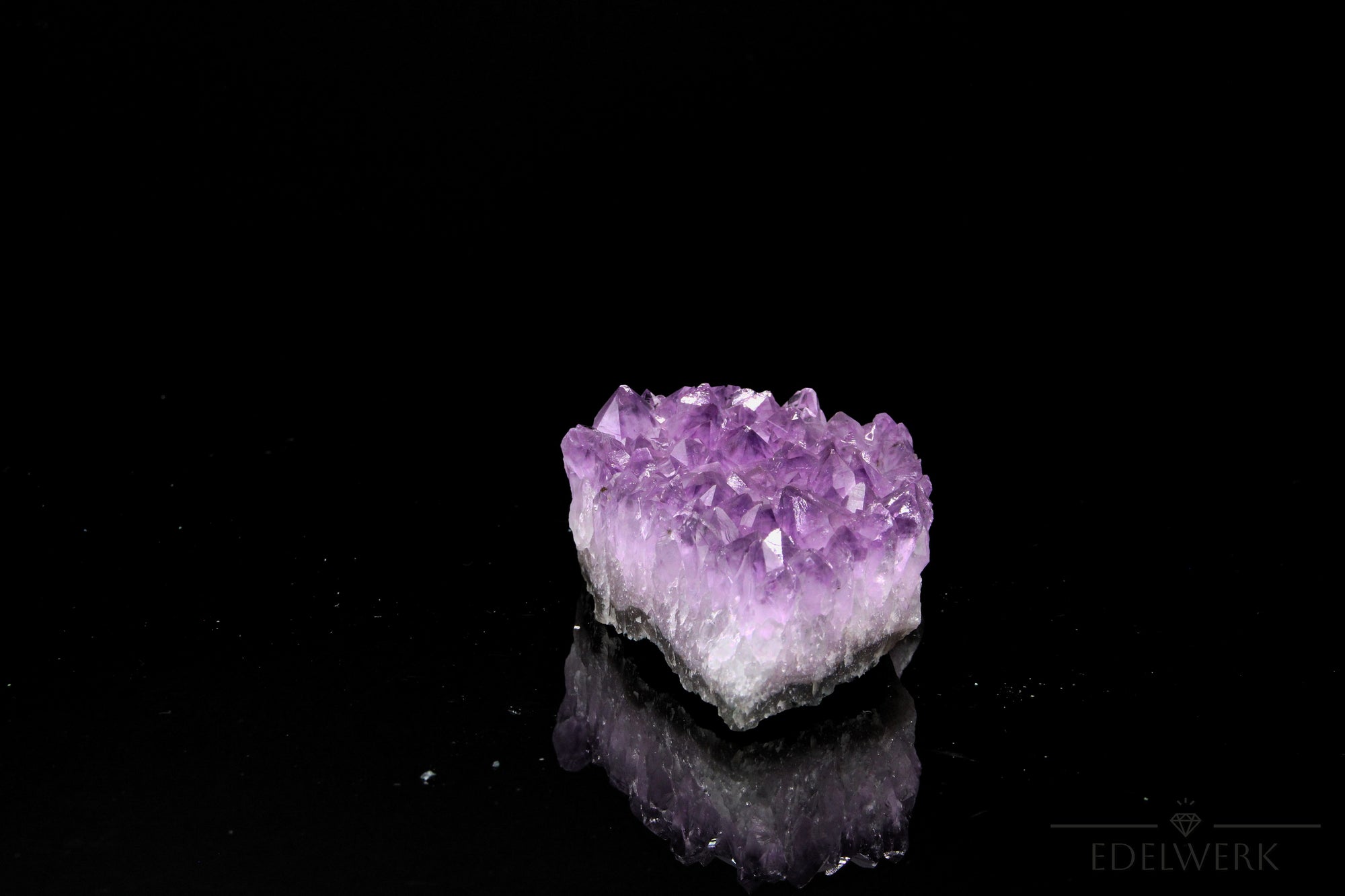 Amethyst Kristall für Klarheit, fördert meditative Praxis, violette Kristallstruktur.