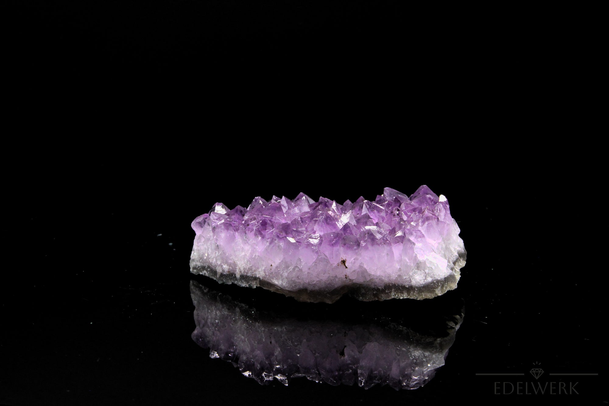 Amethyst Kristall für Klarheit, Heilstein für innere Balance, violette Oberfläche.