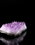 Amethyst Kristall für Klarheit, fördert klare Meditation, violette Kristalloberfläche.
