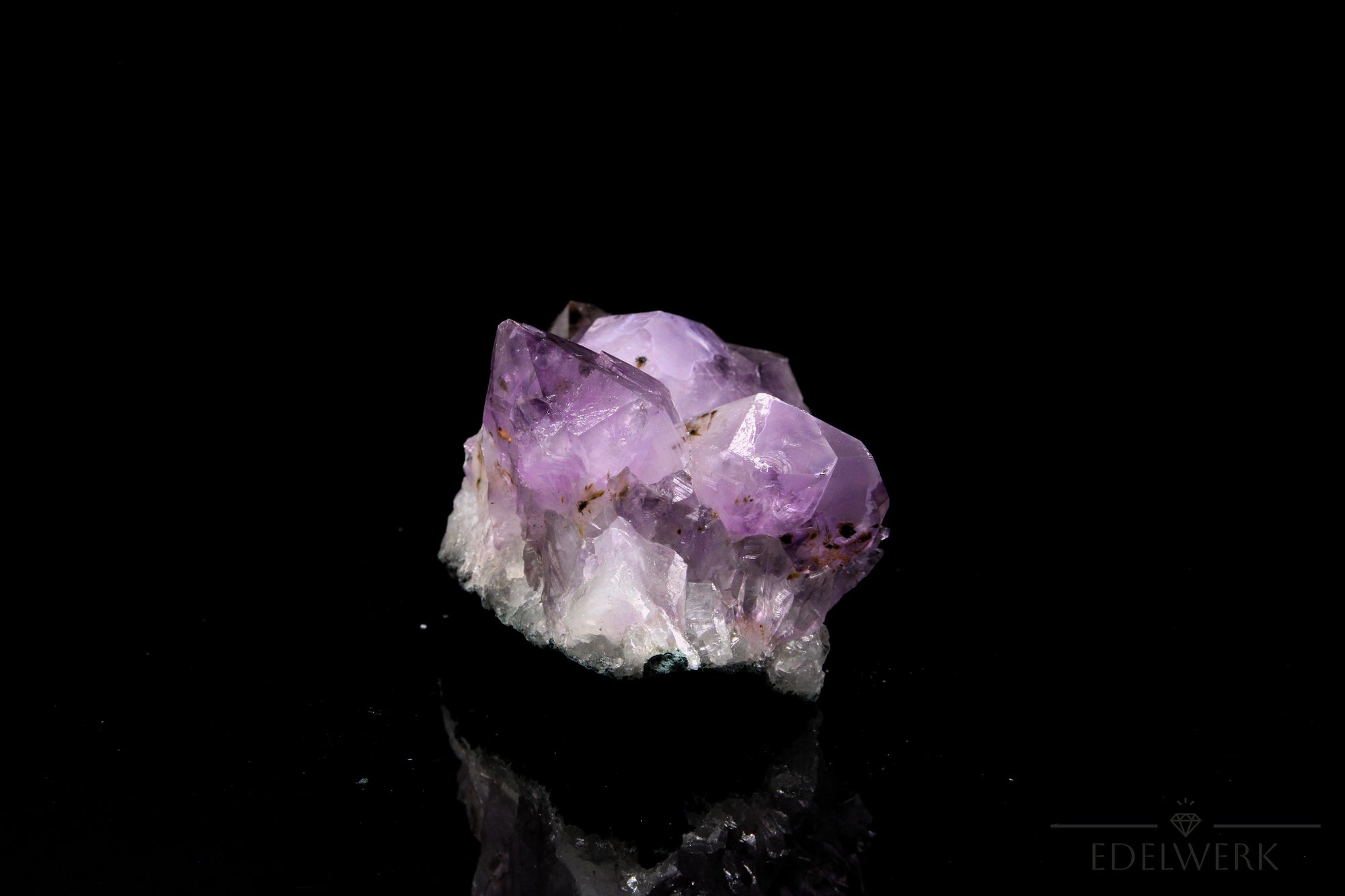 Violetter Amethyst Kristall, Heilstein für spirituelle Intuition, violette glänzende Struktur.