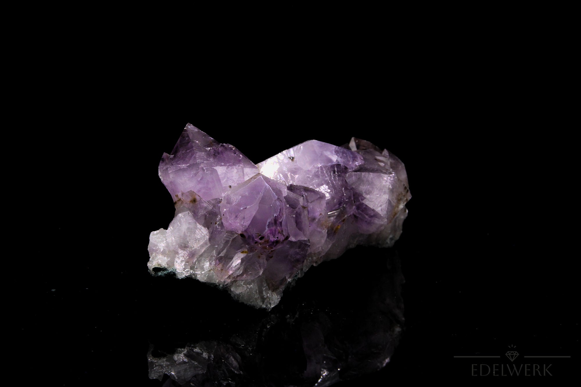 Violetter Amethyst Kristall, fördert meditative Entspannung, violette Kristalloberfläche.