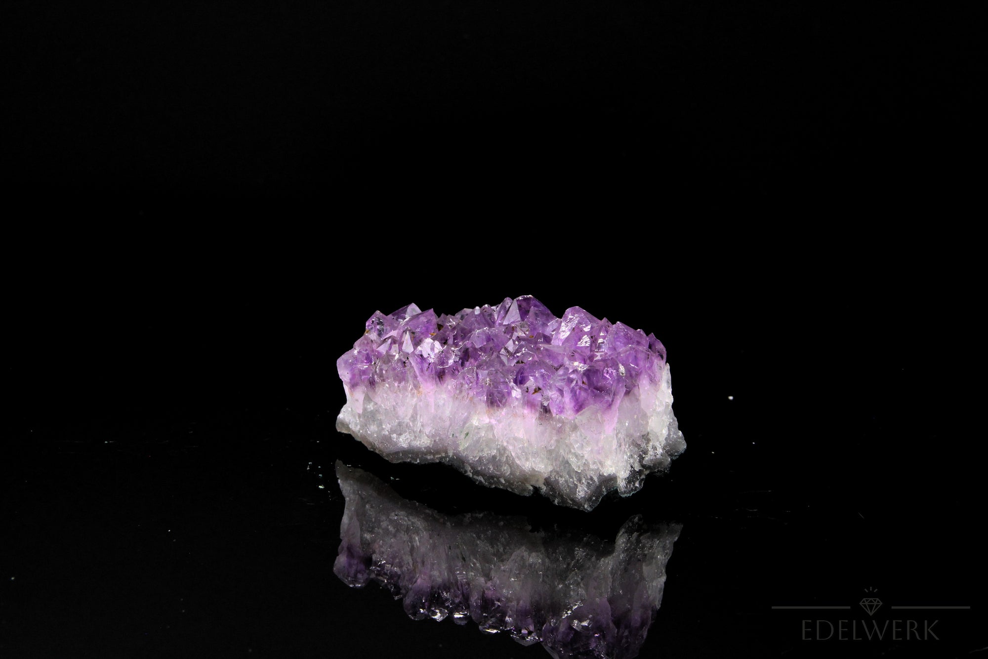 Tiefvioletter Amethyst Kristall, Heilstein für meditative Ausgeglichenheit, violette Struktur.