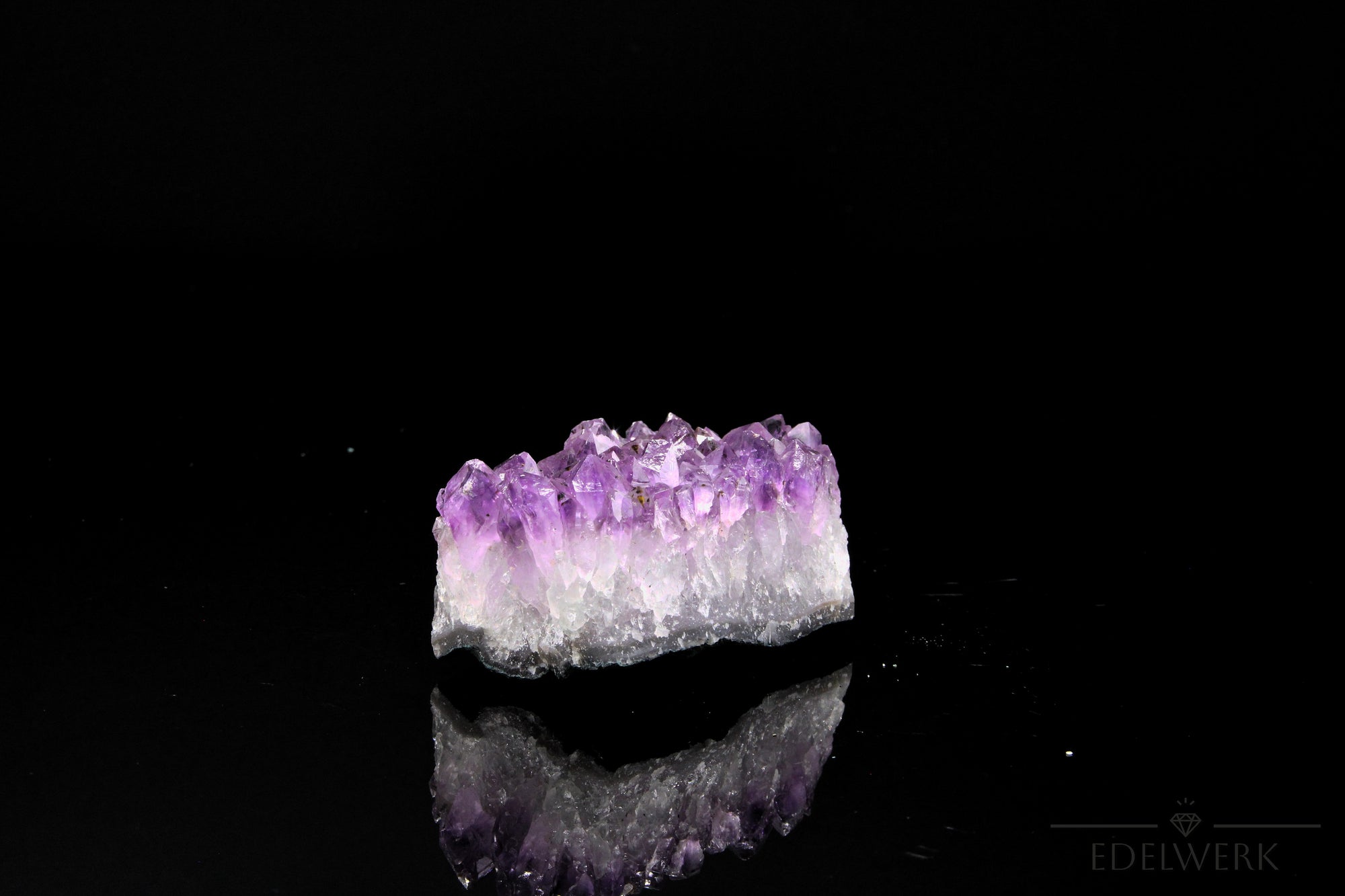 Tiefvioletter Amethyst Kristall, fördert spirituelle Harmonie, violette Kristalloberfläche.