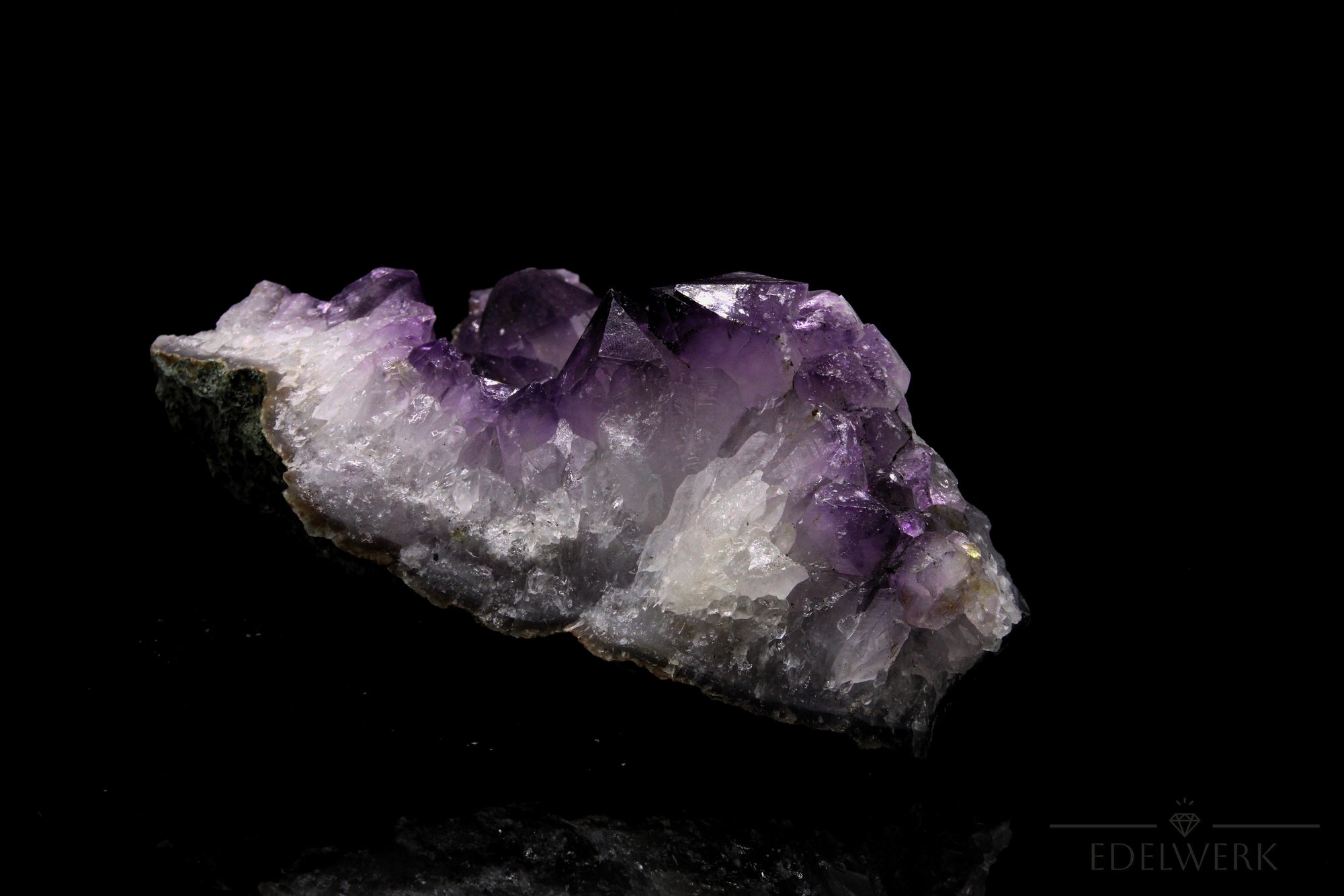 Hochwertiger Amethyst Kristall, Heilstein für meditative Entspannung, violette glänzende Struktur.