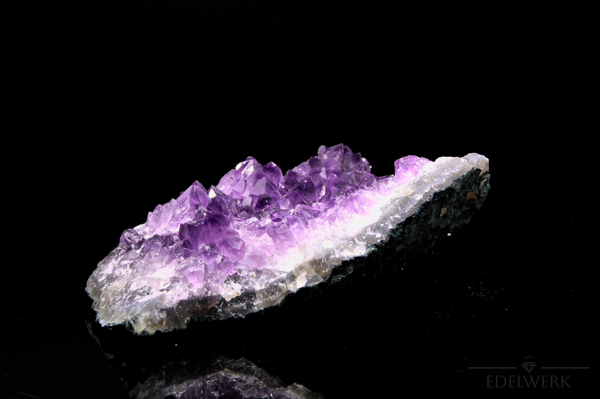 Amethyst Kristall für Ruhe, fördert meditative Entspannung, violette Kristallstruktur.