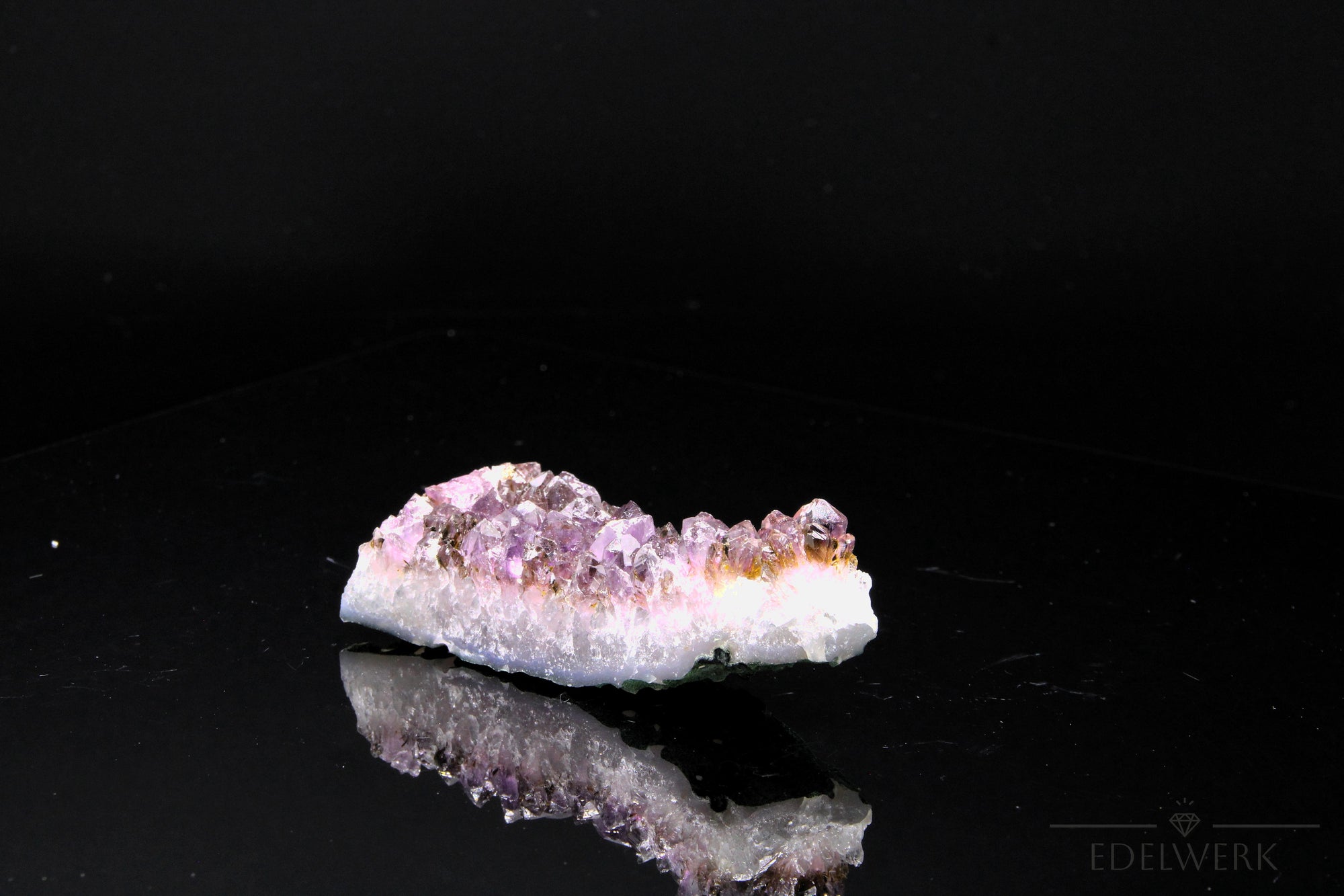 Violetter Amethyst Kristall, fördert spirituelle Harmonie, violette Kristalloberfläche.