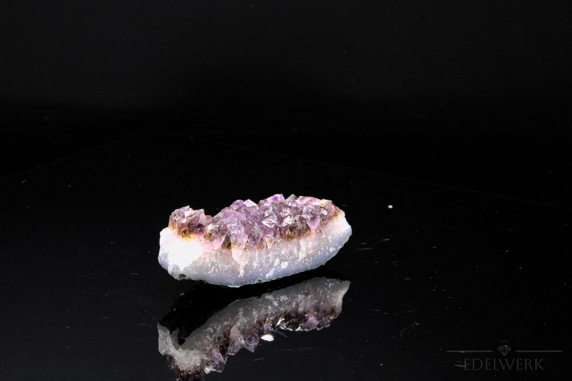 Violetter Amethyst Kristall, Heilstein für innere Balance, violette glänzende Form.