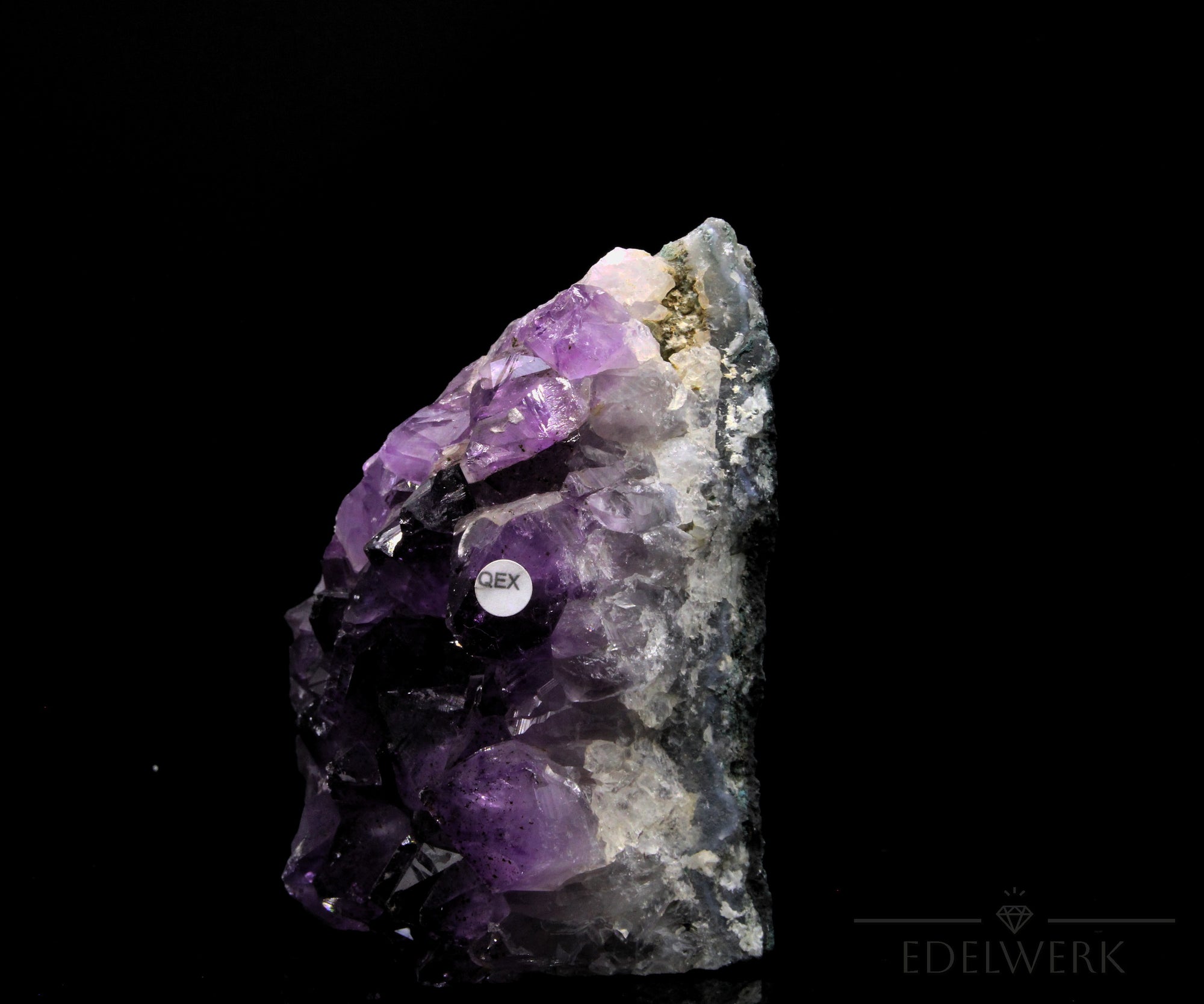 Natürlicher Amethyst Kristall, Heilstein für klare Meditation, violette Oberfläche.