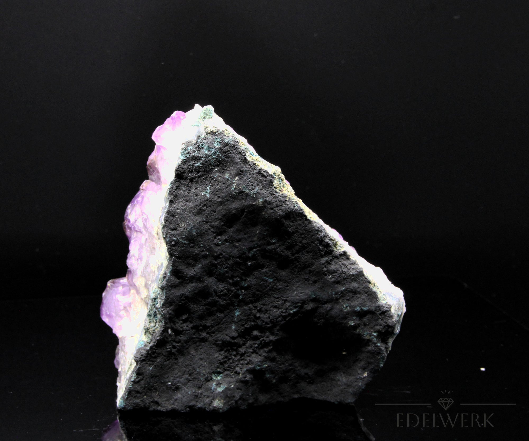 Natürlicher Amethyst Kristall, fördert meditative Harmonie, violette natürliche Form.