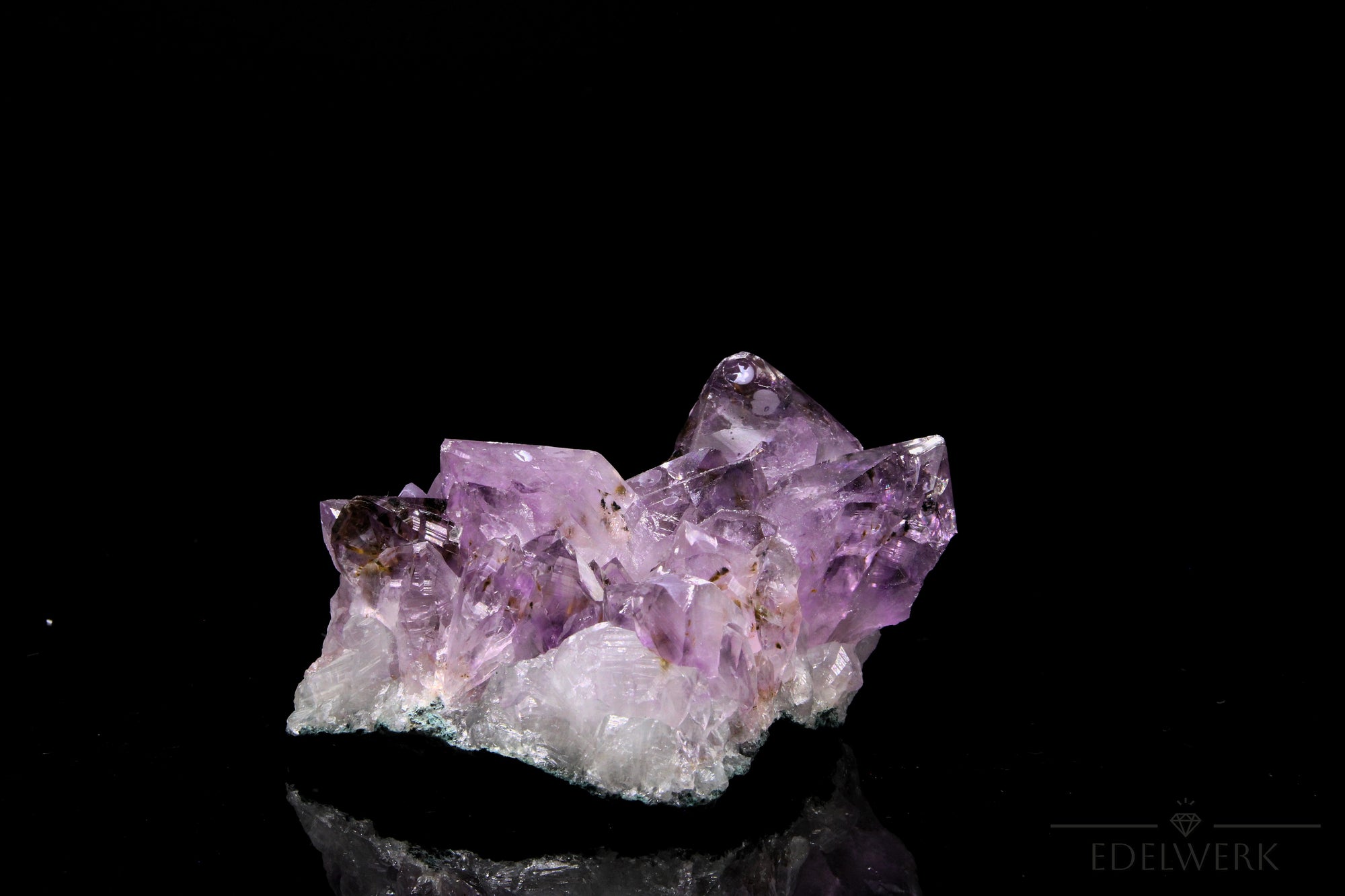 Strahlender Amethyst Kristall, fördert intuitive Klarheit, violette Kristalloberfläche.