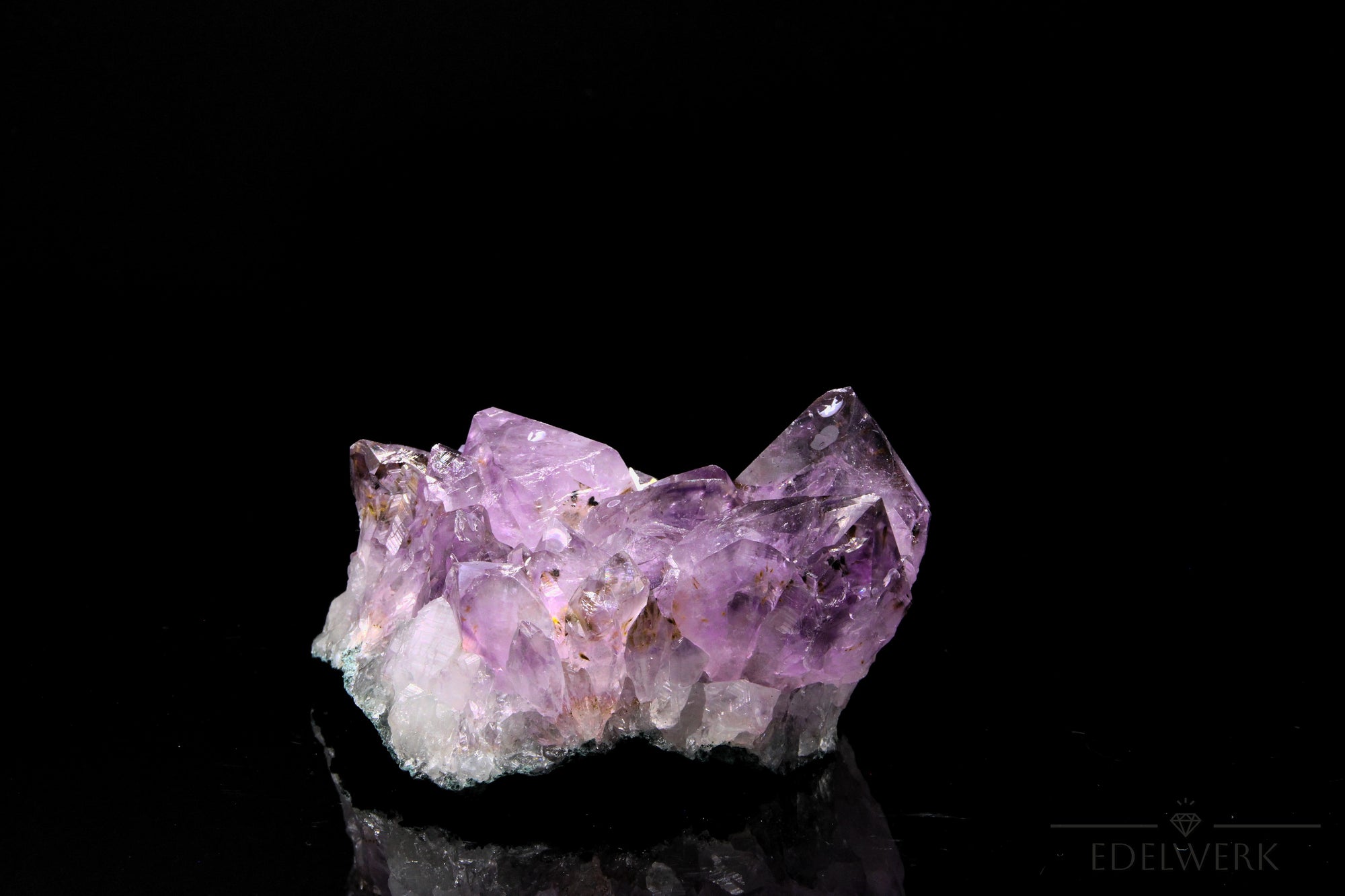 Strahlender Amethyst Kristall, Heilstein für spirituelle Ruhe, violette Struktur.