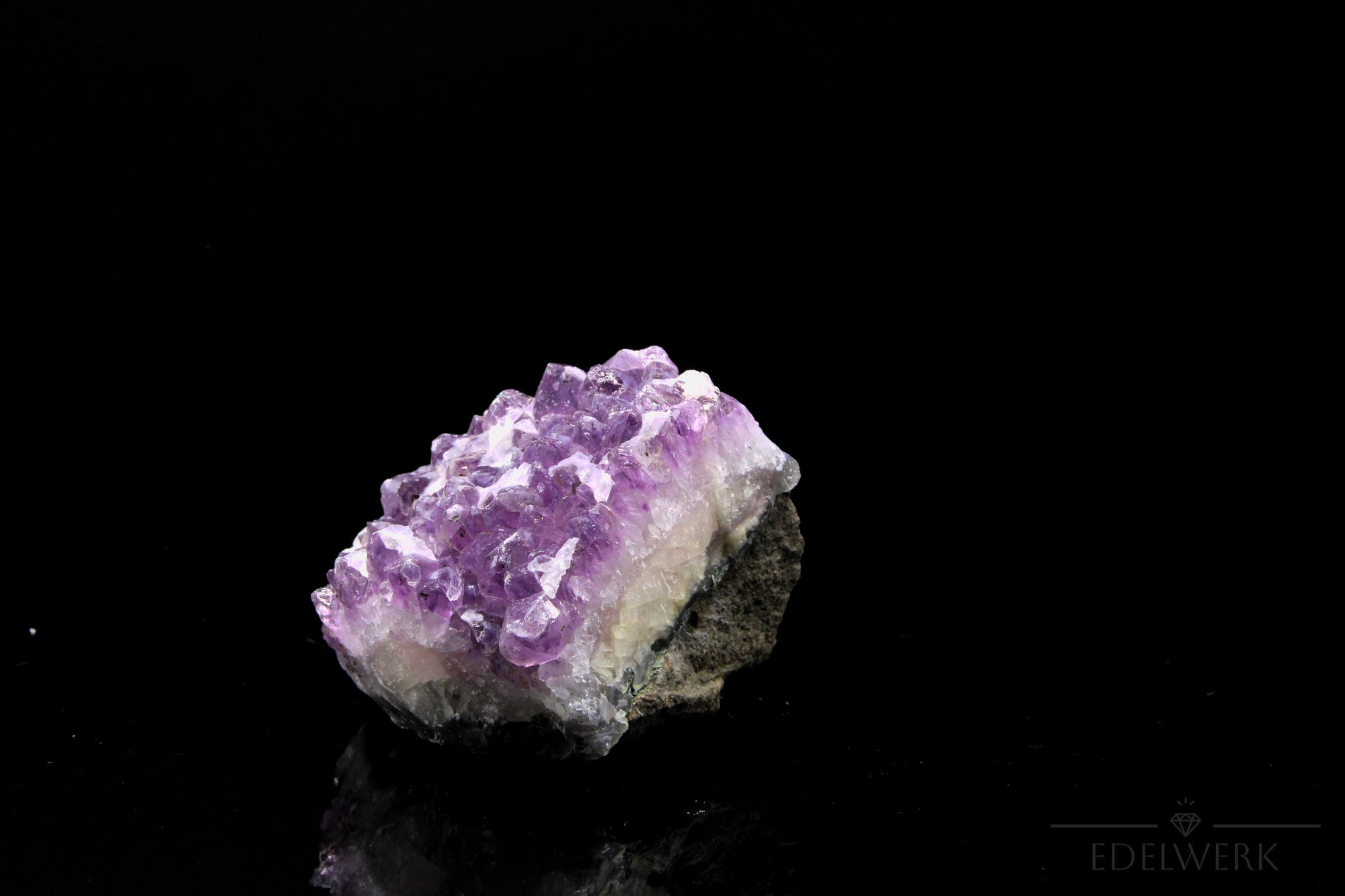 Hochwertiger Amethyst Kristall, fördert intuitive Klarheit, violette natürliche Form.