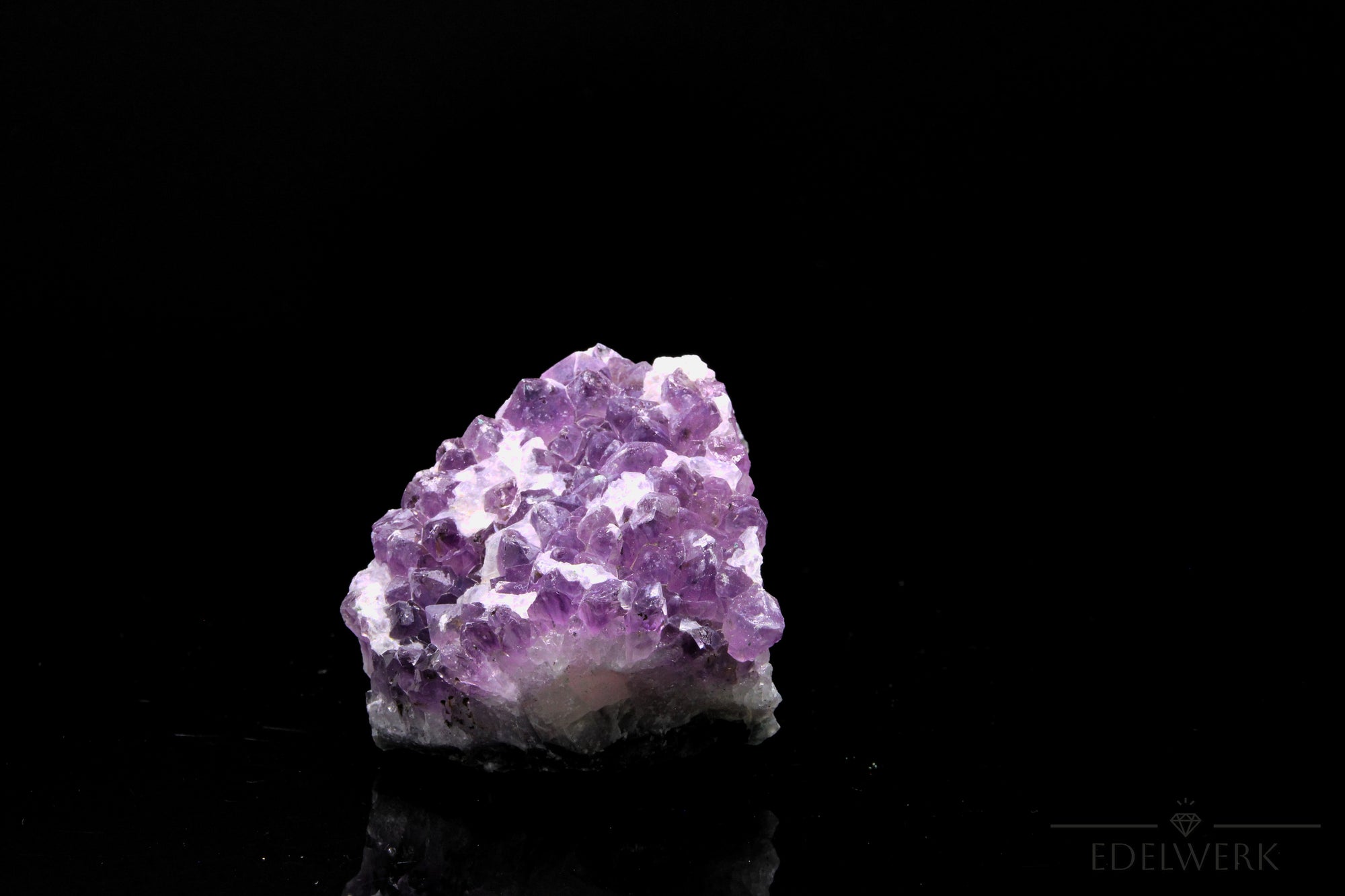 Hochwertiger Amethyst Kristall, Heilstein für klare Meditation, klare violette Struktur.