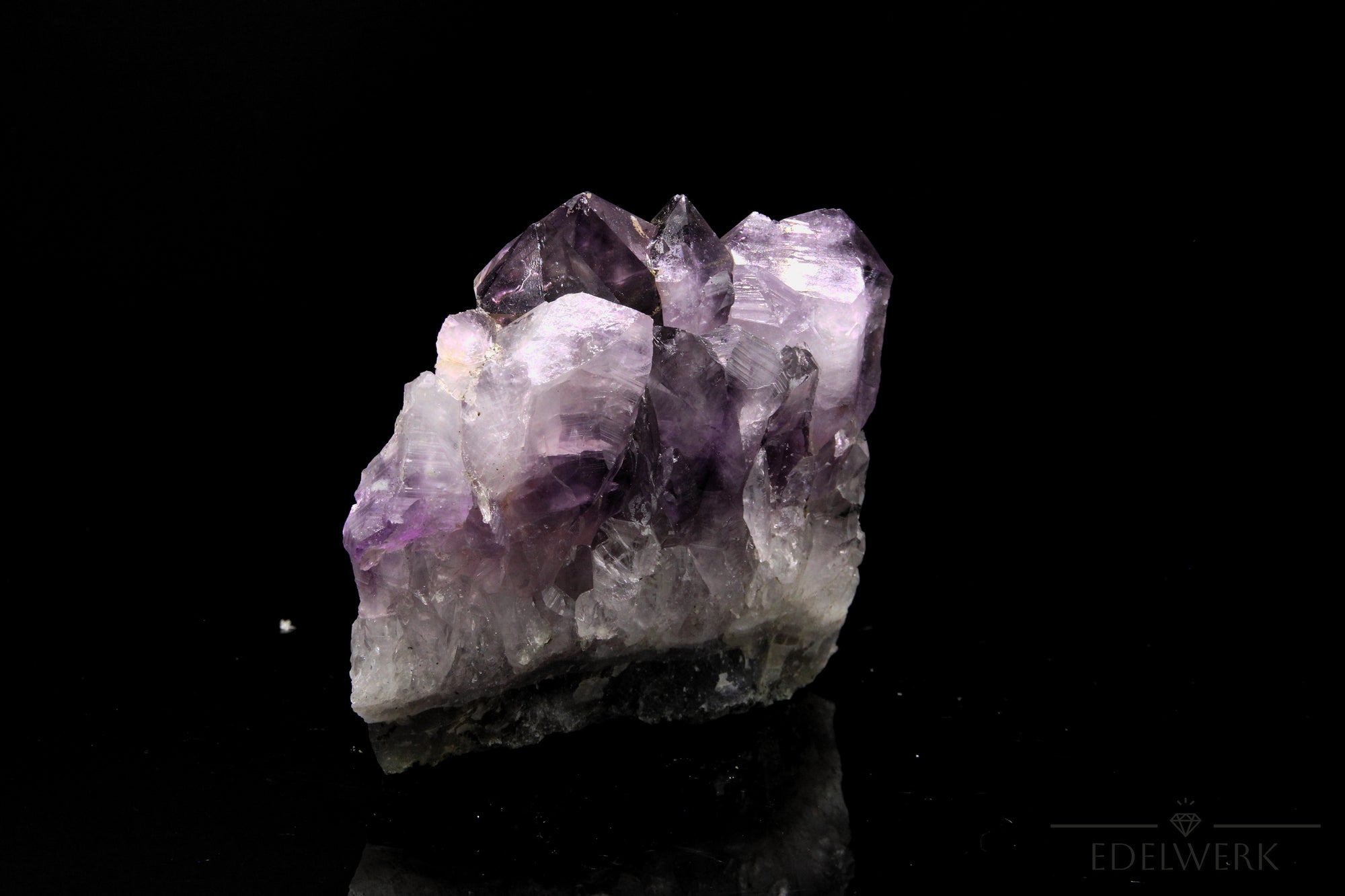 Amethyst Kristall für Klarheit, fördert spirituelle Energie, violette glänzende Oberfläche.