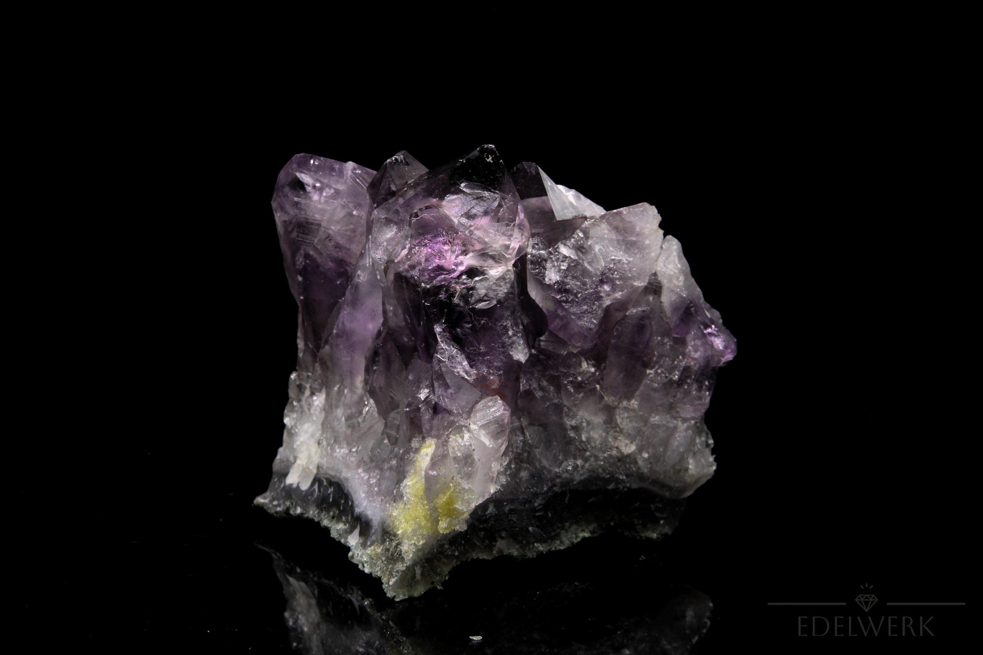 Hochwertiger Amethyst Kristall, fördert energetische Harmonie, violette glänzende Kristalle.