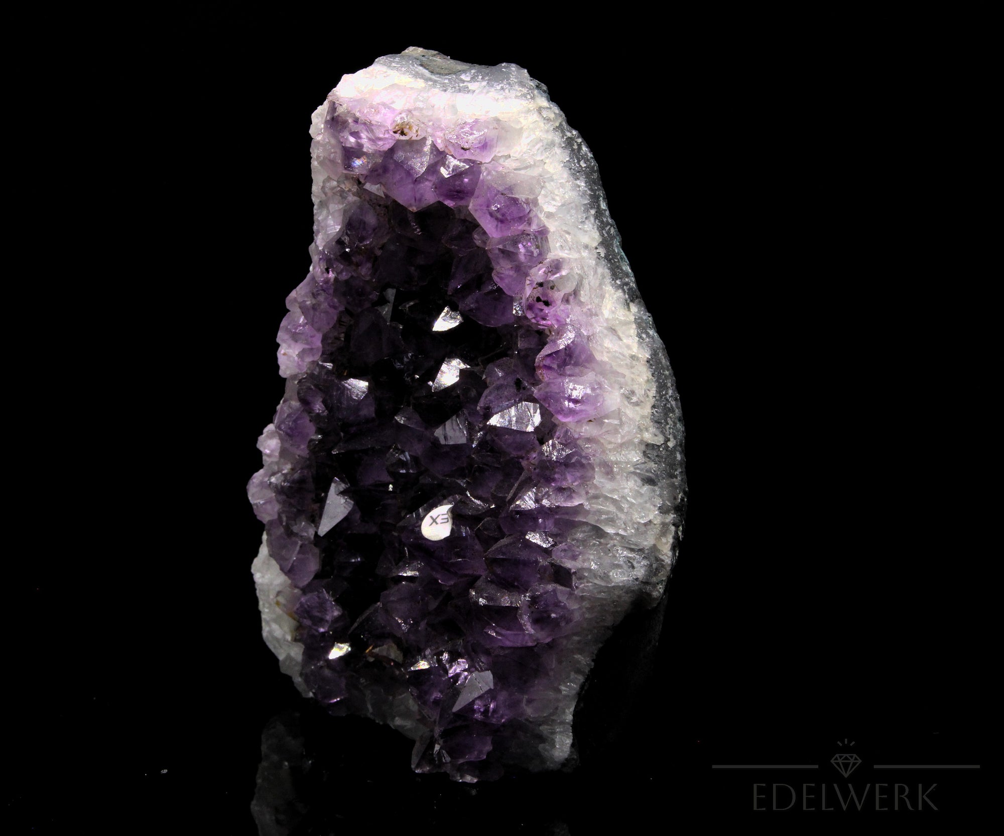 Amethyst Kristall für Klarheit, Heilstein für meditative Energie, violette Oberfläche.