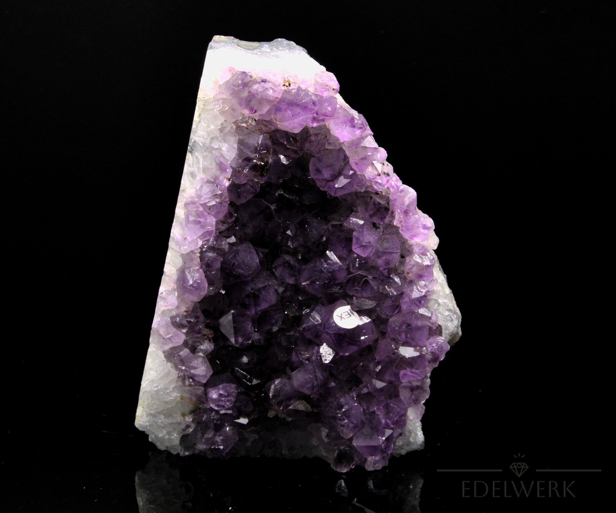Amethyst Kristall für Klarheit, fördert spirituelle Klarheit, violette Kristallstruktur.