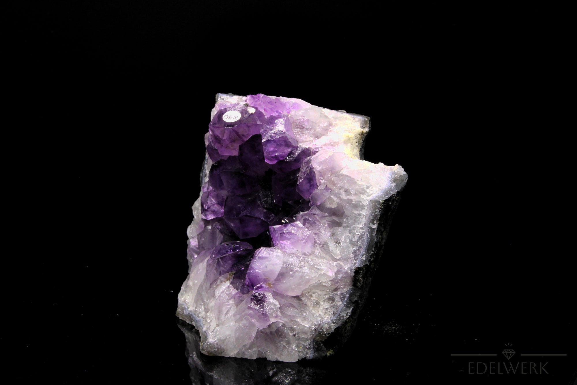 Violetter Amethyst Kristall, fördert meditative Energie, violette natürliche Struktur.