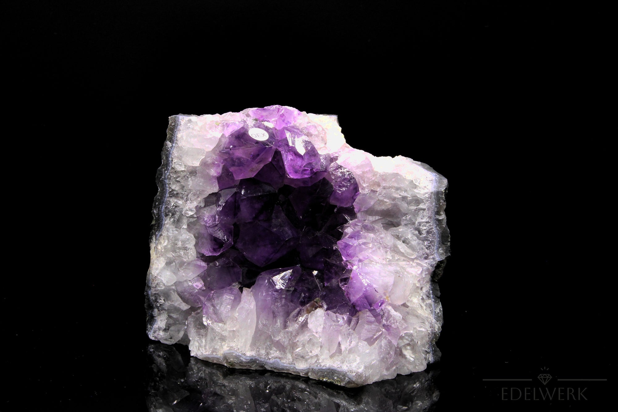 Violetter Amethyst Kristall, Heilstein für innere Balance, violette glänzende Form.