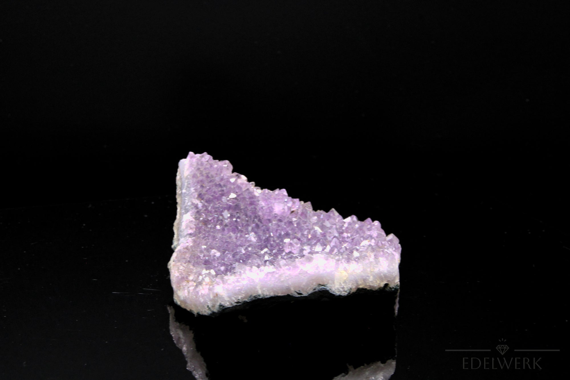 Natürlicher Amethyst Kristall, fördert intuitive Praxis, violette Oberfläche.