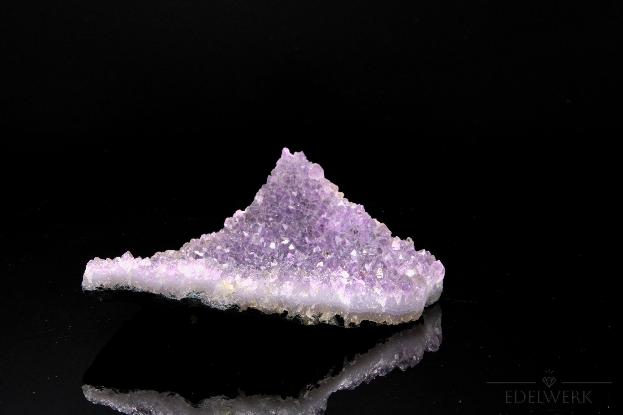 Natürlicher Amethyst Kristall, Heilstein für klare Meditation, ungeschliffene violette Form.