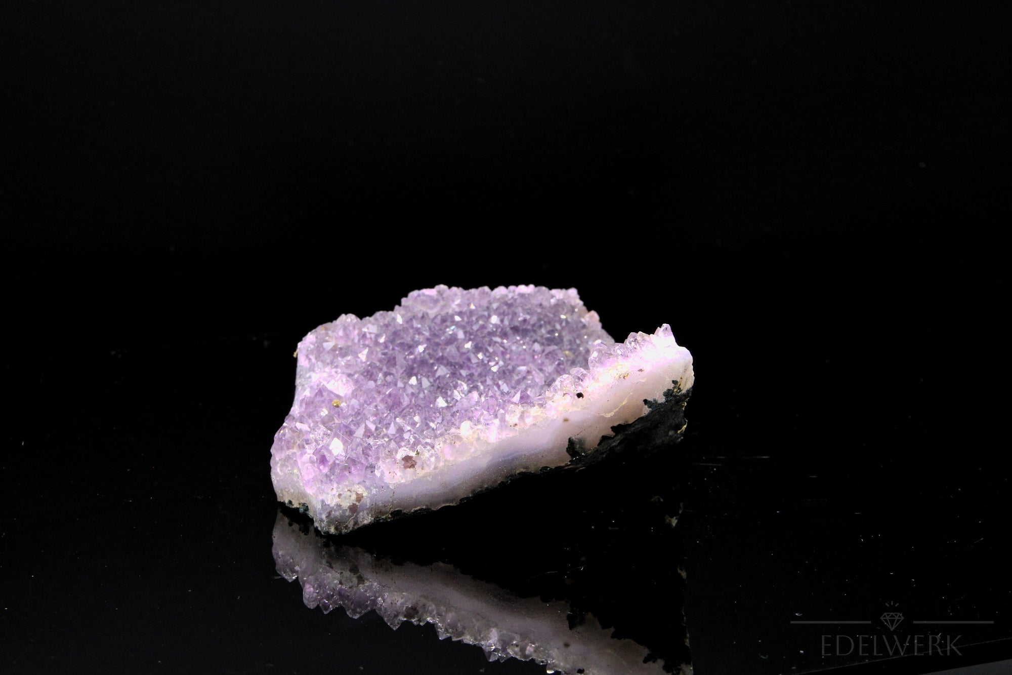 Natürlicher Amethyst Kristall, Heilstein für spirituelle Ruhe, violette Kristallform.