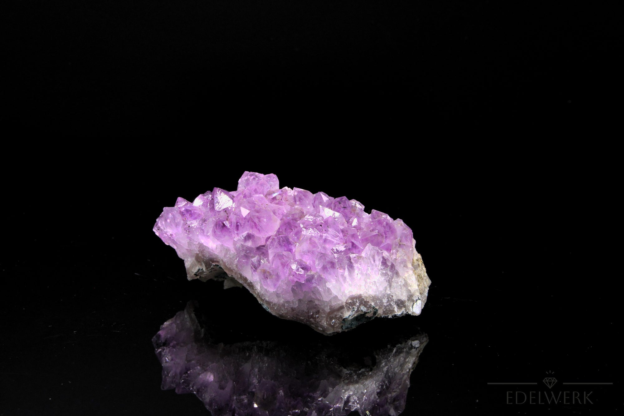 Tiefvioletter Amethyst Kristall, fördert energetische Ruhe, violette natürliche Struktur.