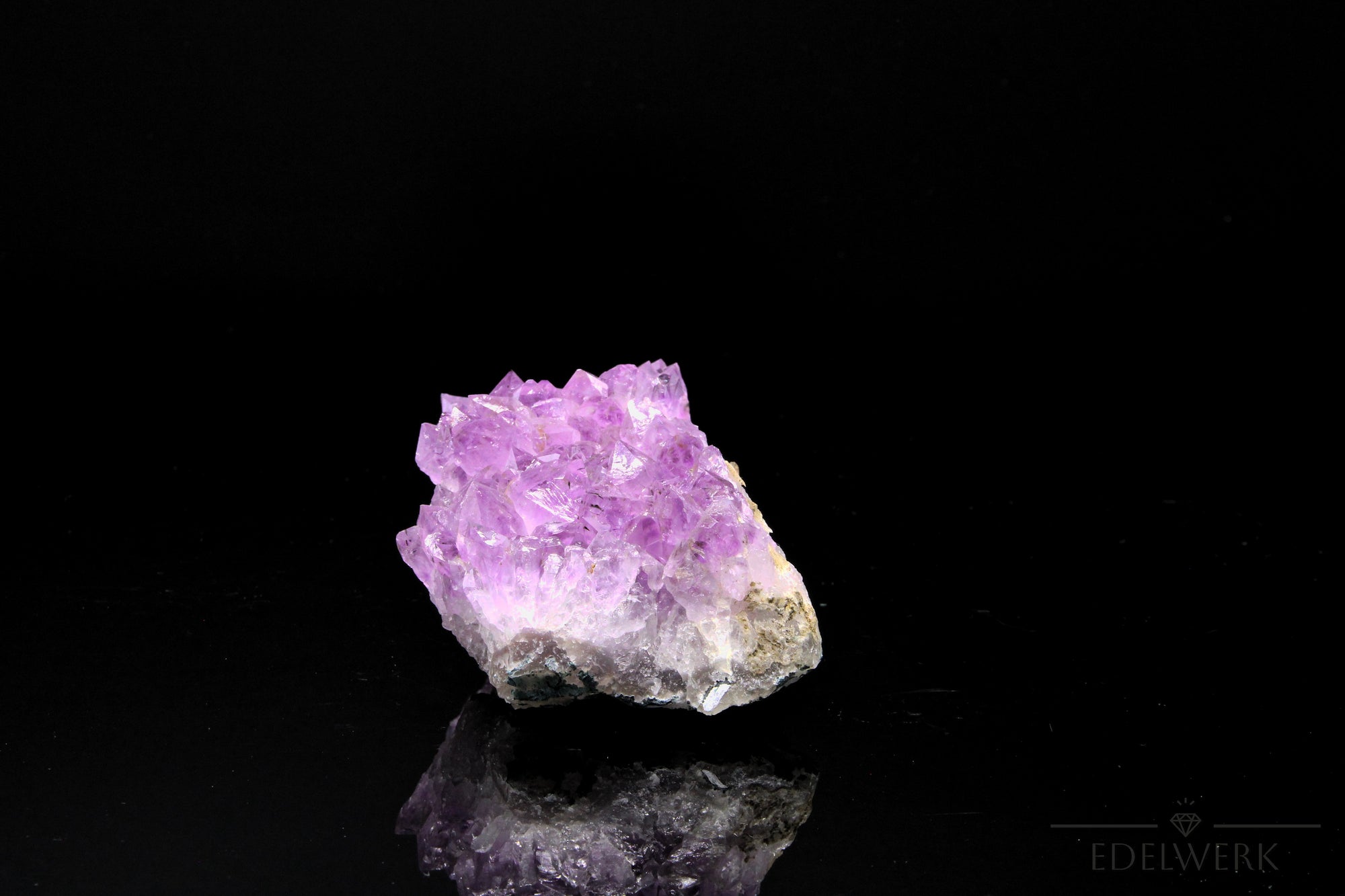 Tiefvioletter Amethyst Kristall, Heilstein für klare Meditation, violette glänzende Oberfläche.