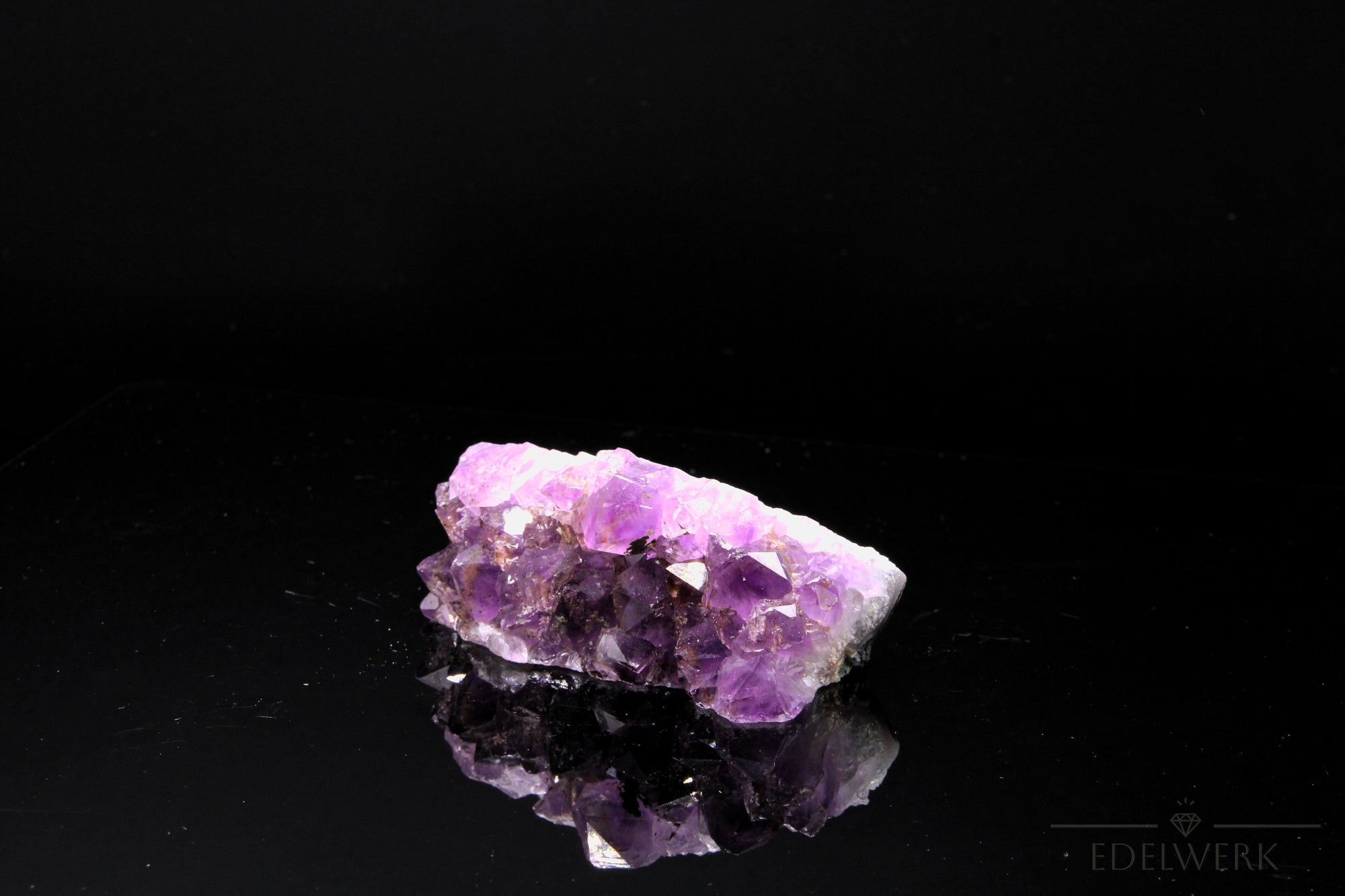 Strahlender Amethyst Kristall, fördert meditative Klarheit, violette glänzende Kristalle.