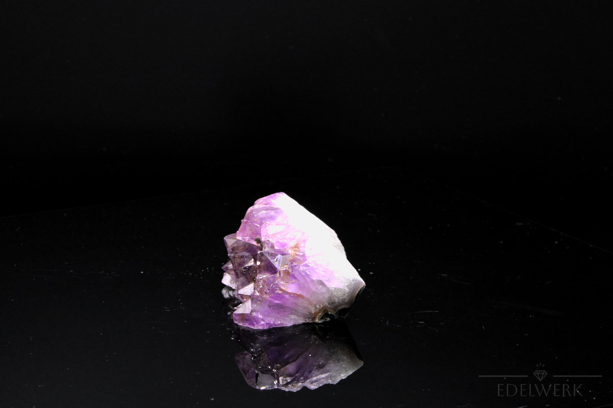 Strahlender Amethyst Kristall, Heilstein für klare Intuition, violette natürliche Form.