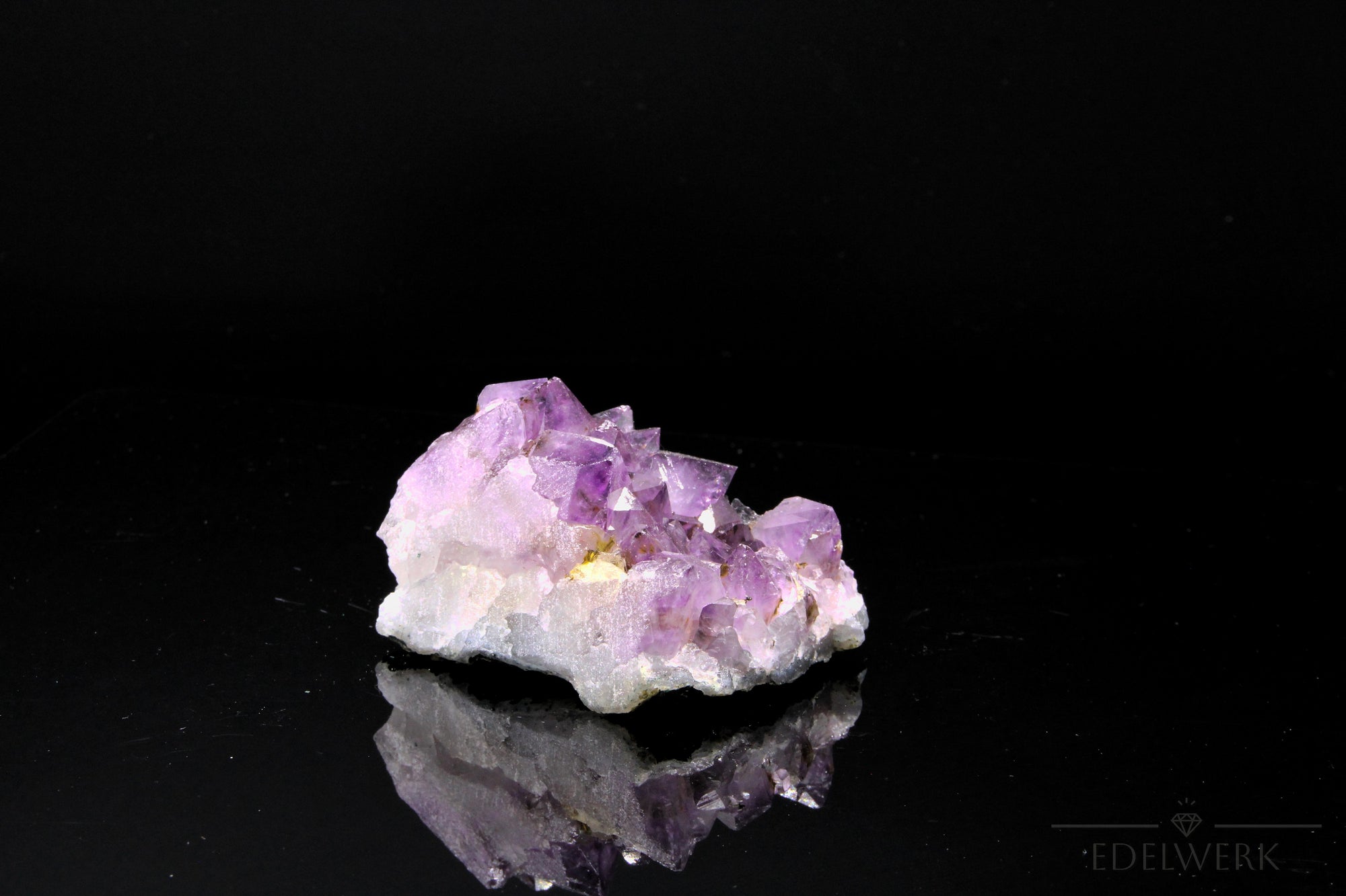 Hochwertiger Amethyst Kristall, fördert spirituelle Balance, violette glänzende Kristalle.