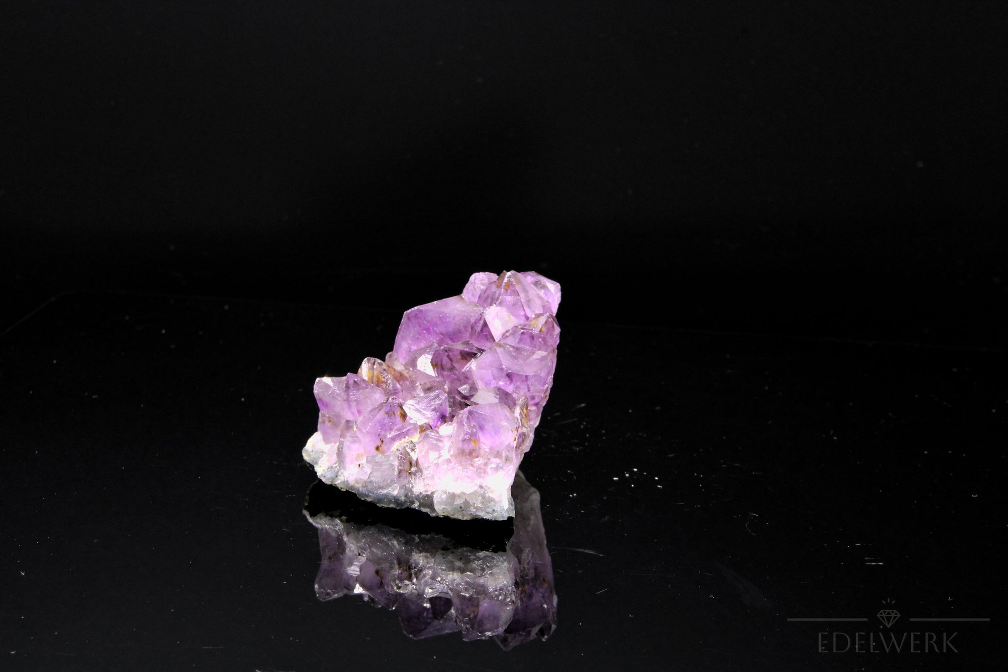 Hochwertiger Amethyst Kristall, Heilstein für intuitive Klarheit, klare violette Struktur.