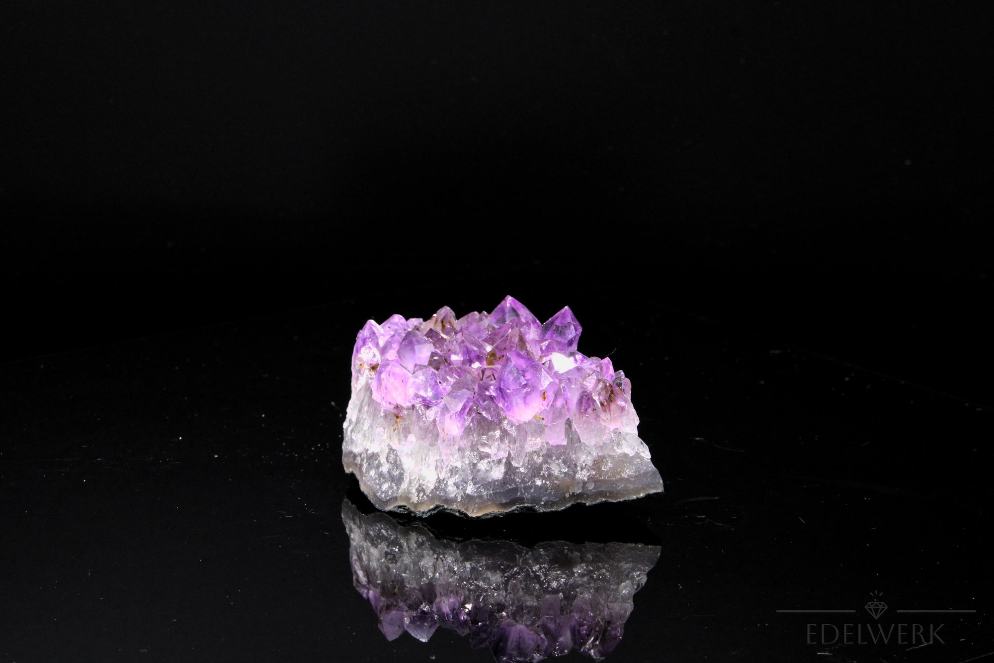 Violetter Amethyst Kristall, fördert meditative Balance, violette natürliche Struktur.