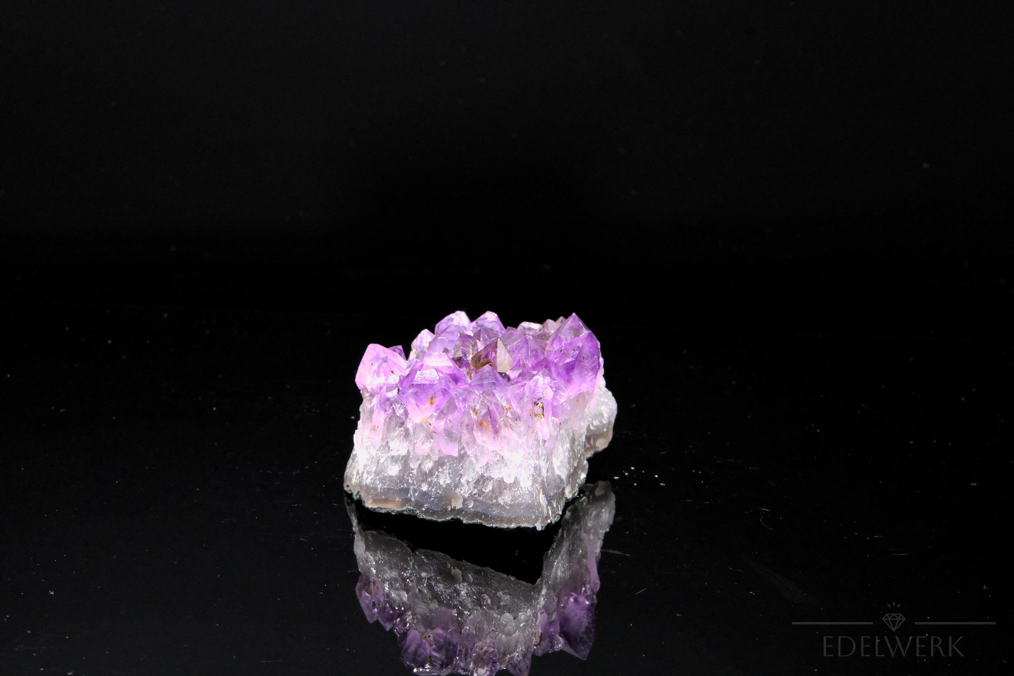 Violetter Amethyst Kristall, Heilstein für klare Energie, violette glänzende Oberfläche.