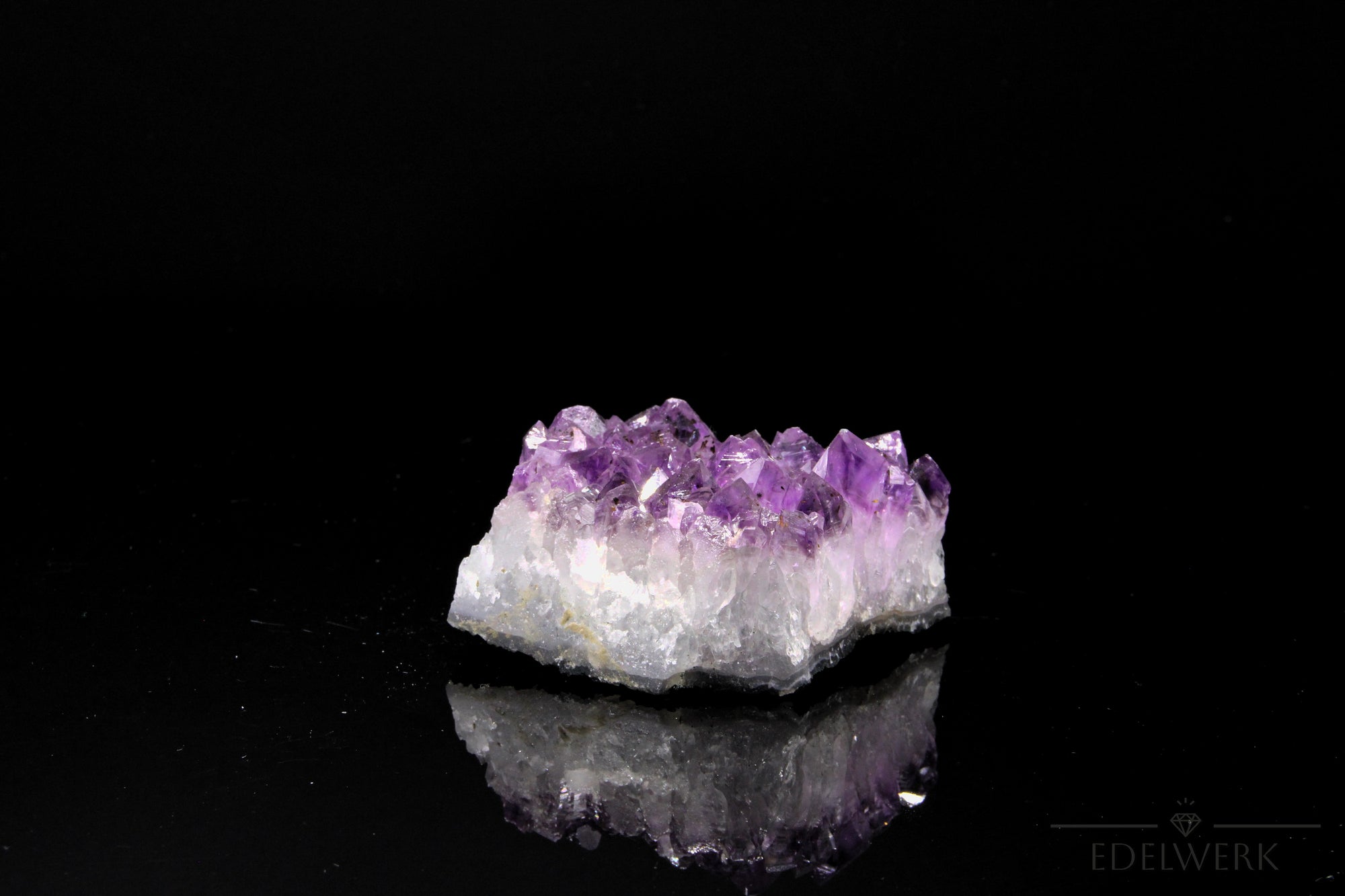 Natürlicher Amethyst Kristall, fördert energetische Ruhe, violette Oberfläche.