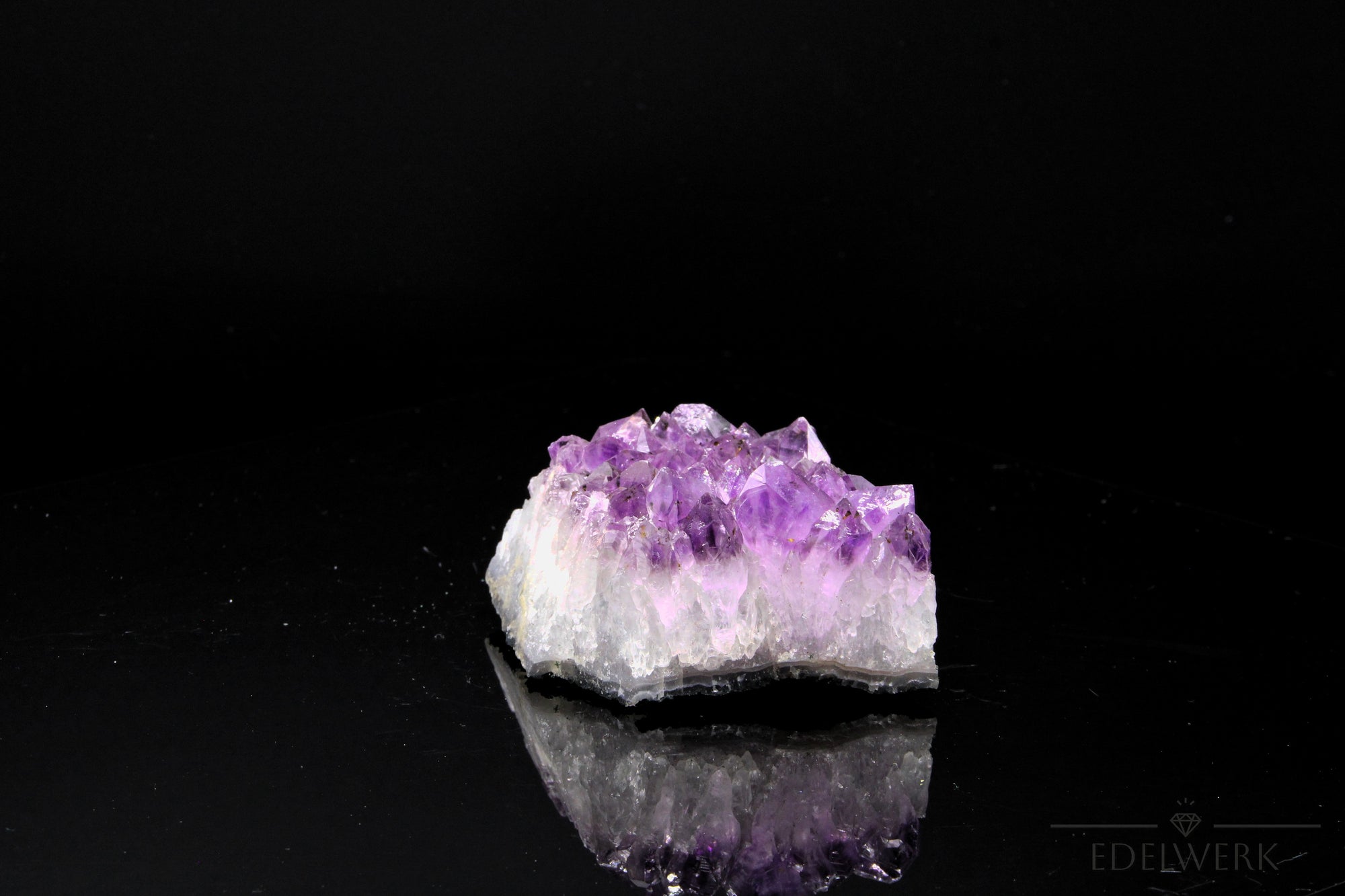 Natürlicher Amethyst Kristall, Heilstein für klare Meditation, ungeschliffene violette Form.