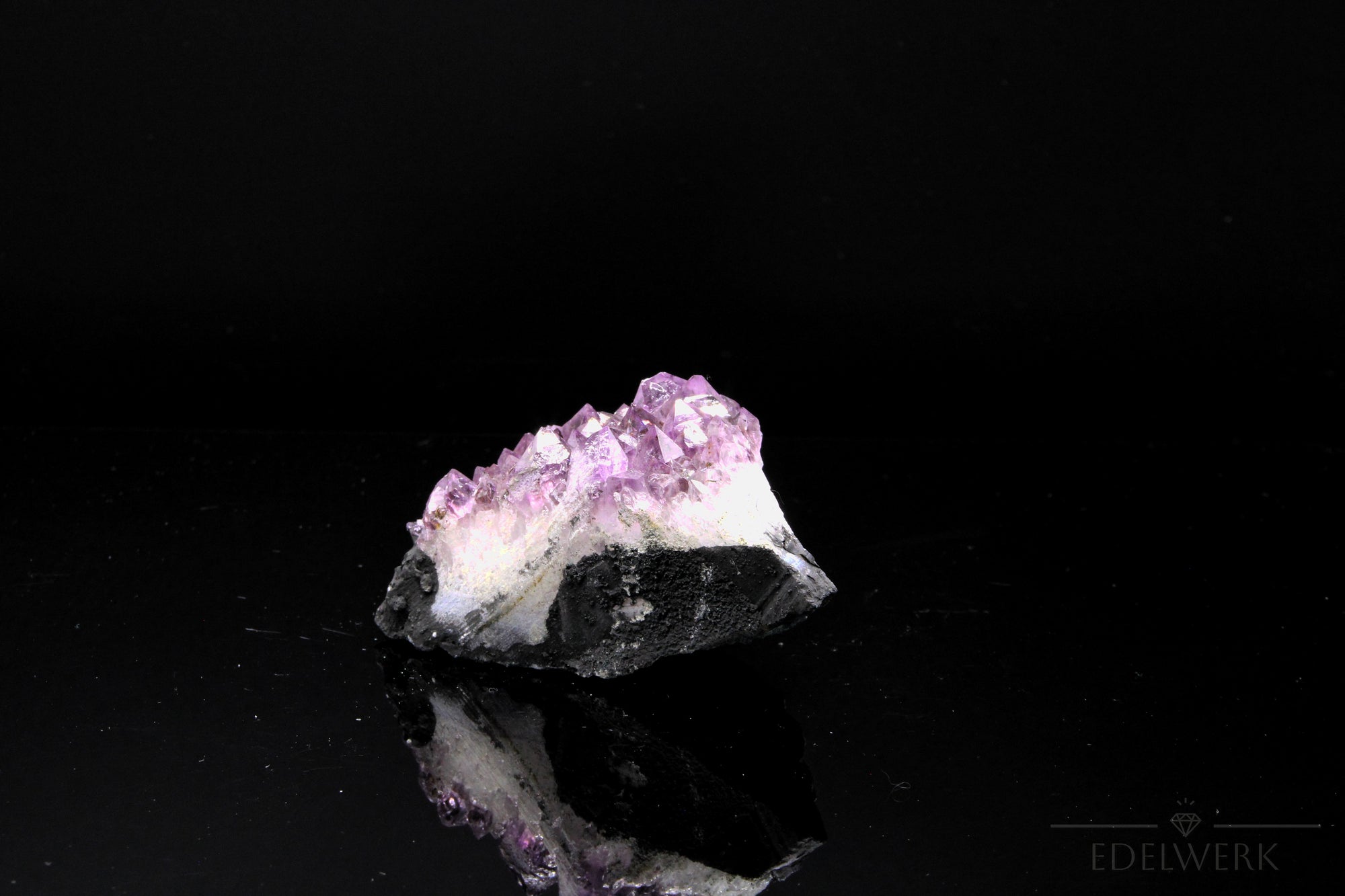 Strahlender Amethyst Kristall, fördert energetische Harmonie, violette glänzende Kristalle.
