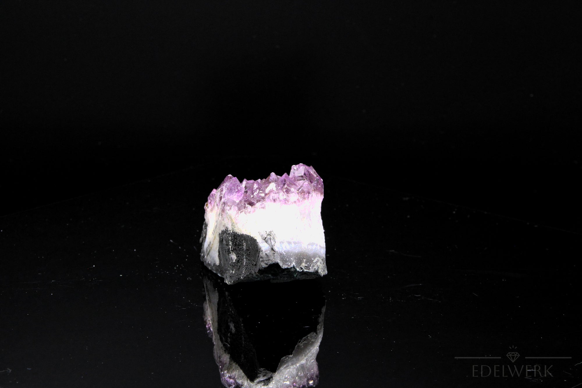 Strahlender Amethyst Kristall, Heilstein für klare Meditation, violette natürliche Form.