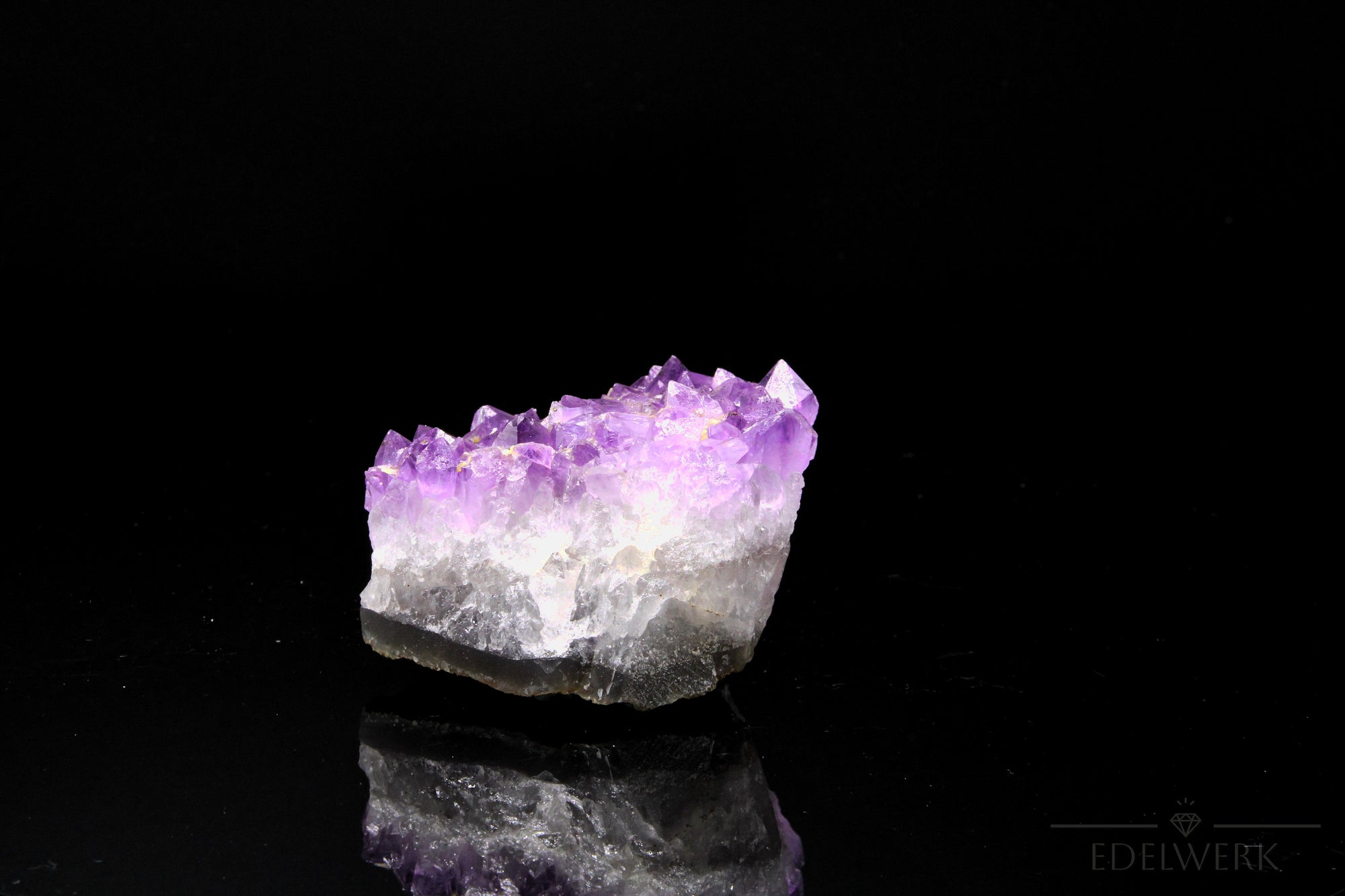 Hochwertiger Amethyst Kristall, Heilstein für klare Energie, klare violette Struktur.